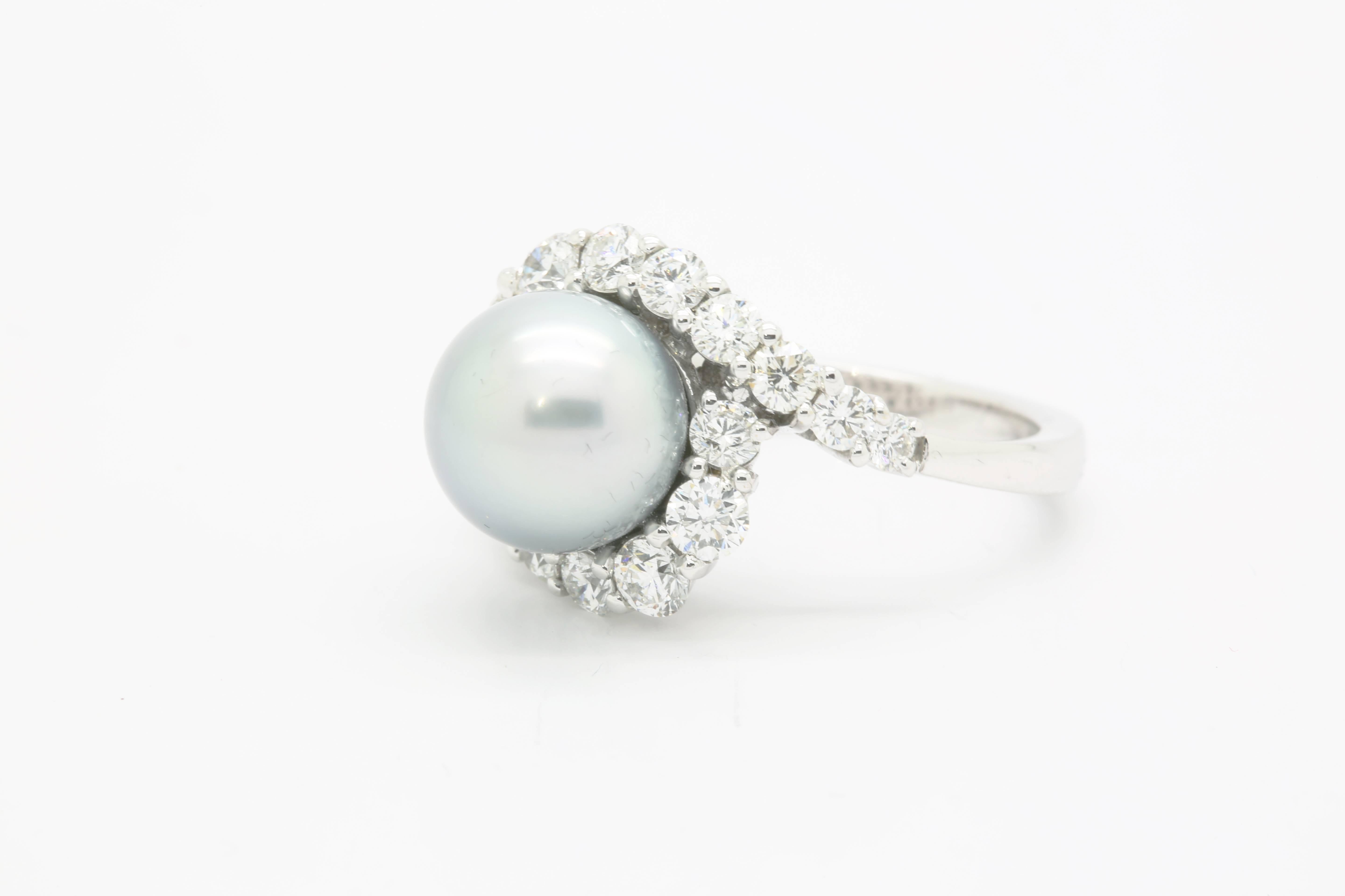1.72 Carat Diamond and Silver Grey Tahitian Pearl Diamonds 18k Gold Ring In New Condition For Sale In New York, NY