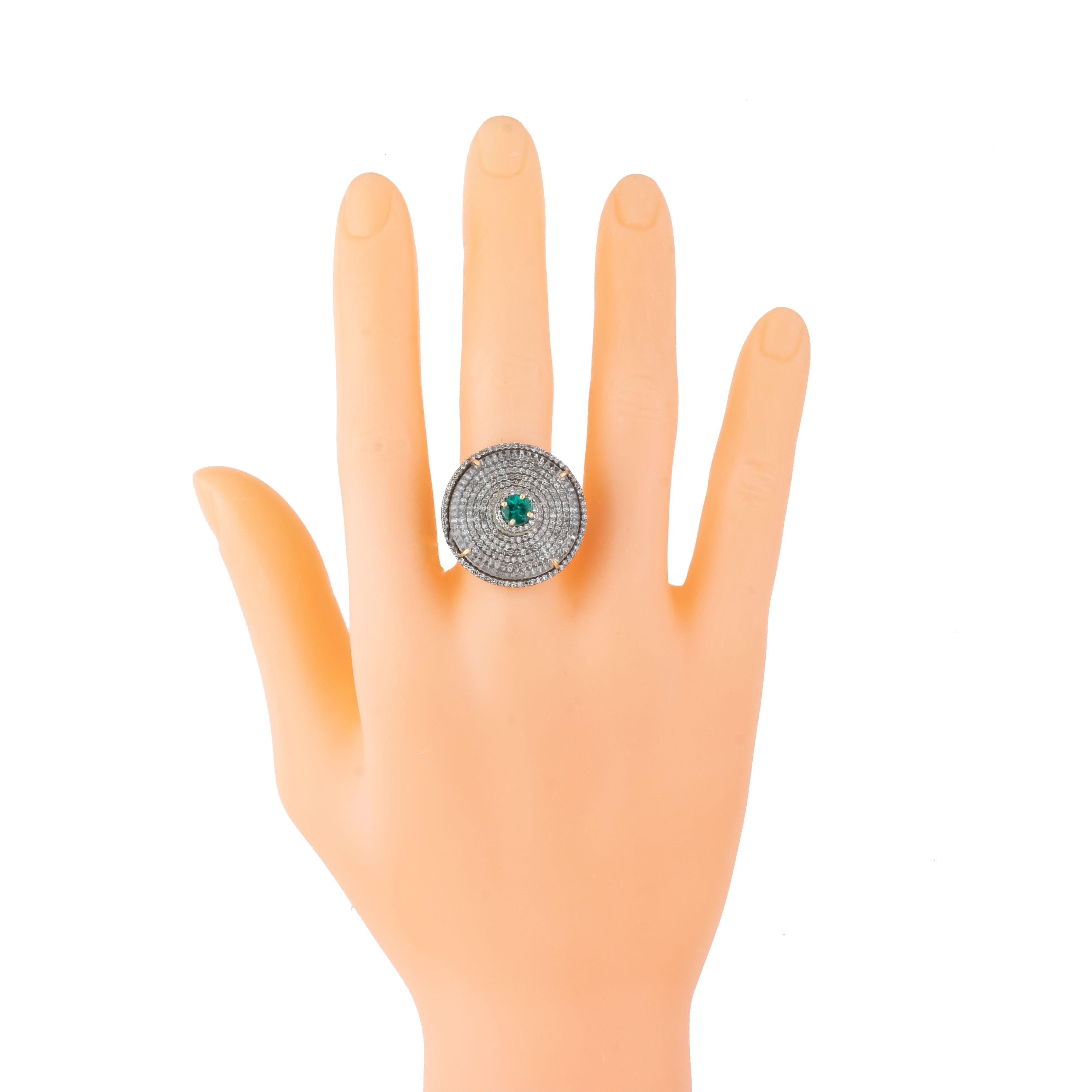 Der Ring mit 17,2 Karat aus Diamanten, Kristallen und Smaragden ist eine außergewöhnliche Mischung aus Opulenz und Handwerkskunst, die mit ihrem atemberaubenden Design die Essenz des Luxus einfängt. Dieser Ring zeichnet sich durch eine prächtige