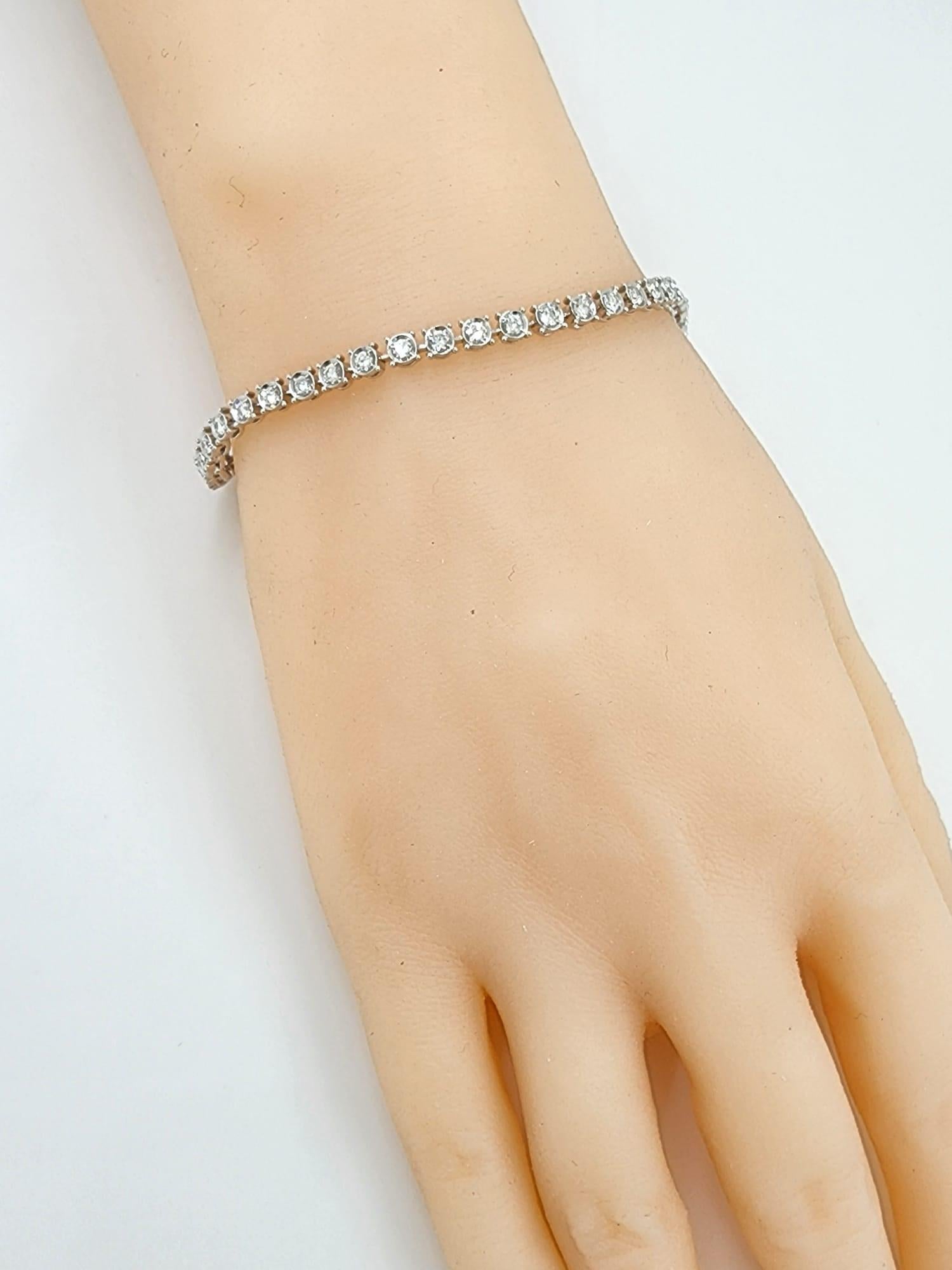 1.72 Carat Diamond Tennis Bracelet in 18 Karat White Gold In New Condition For Sale In Hong Kong, HK