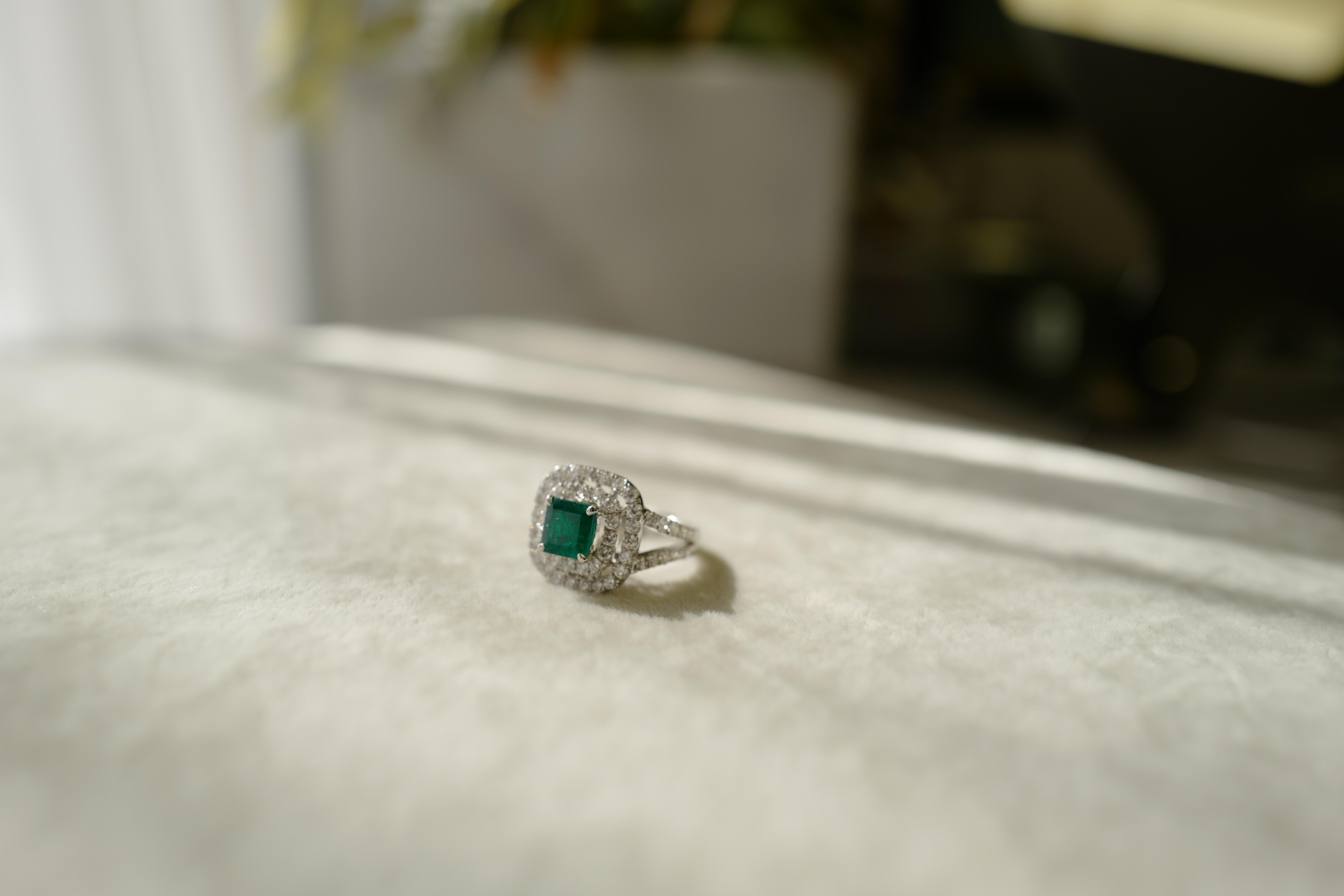 1.72 Carat Natural Emerald and Diamond Cocktail Ring in 18k White Gold For Sale 4