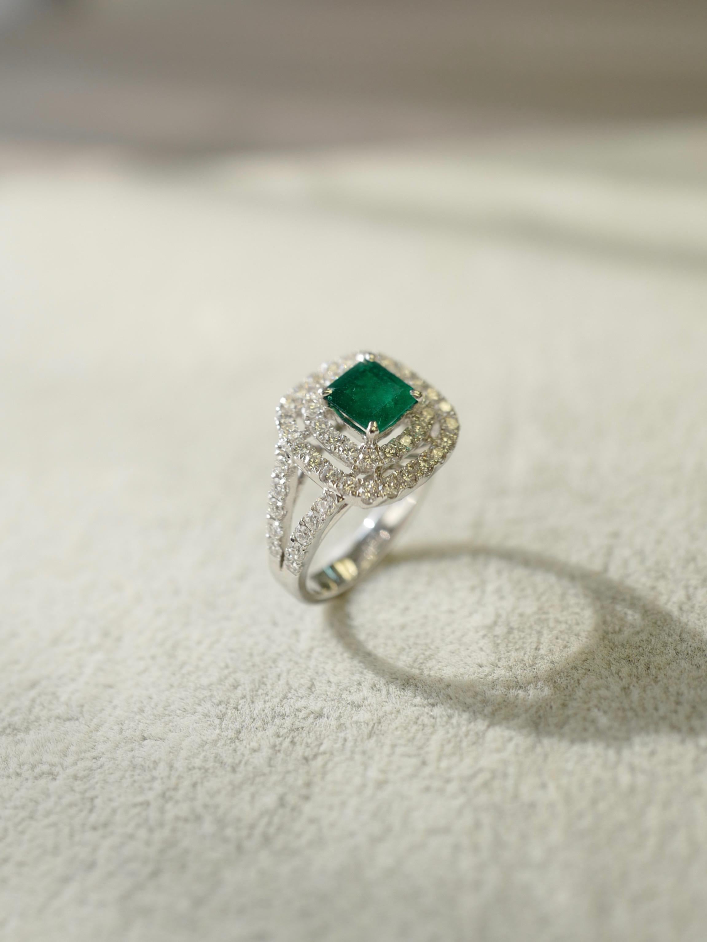 Art Deco 1.72 Carat Natural Emerald and Diamond Cocktail Ring in 18k White Gold For Sale