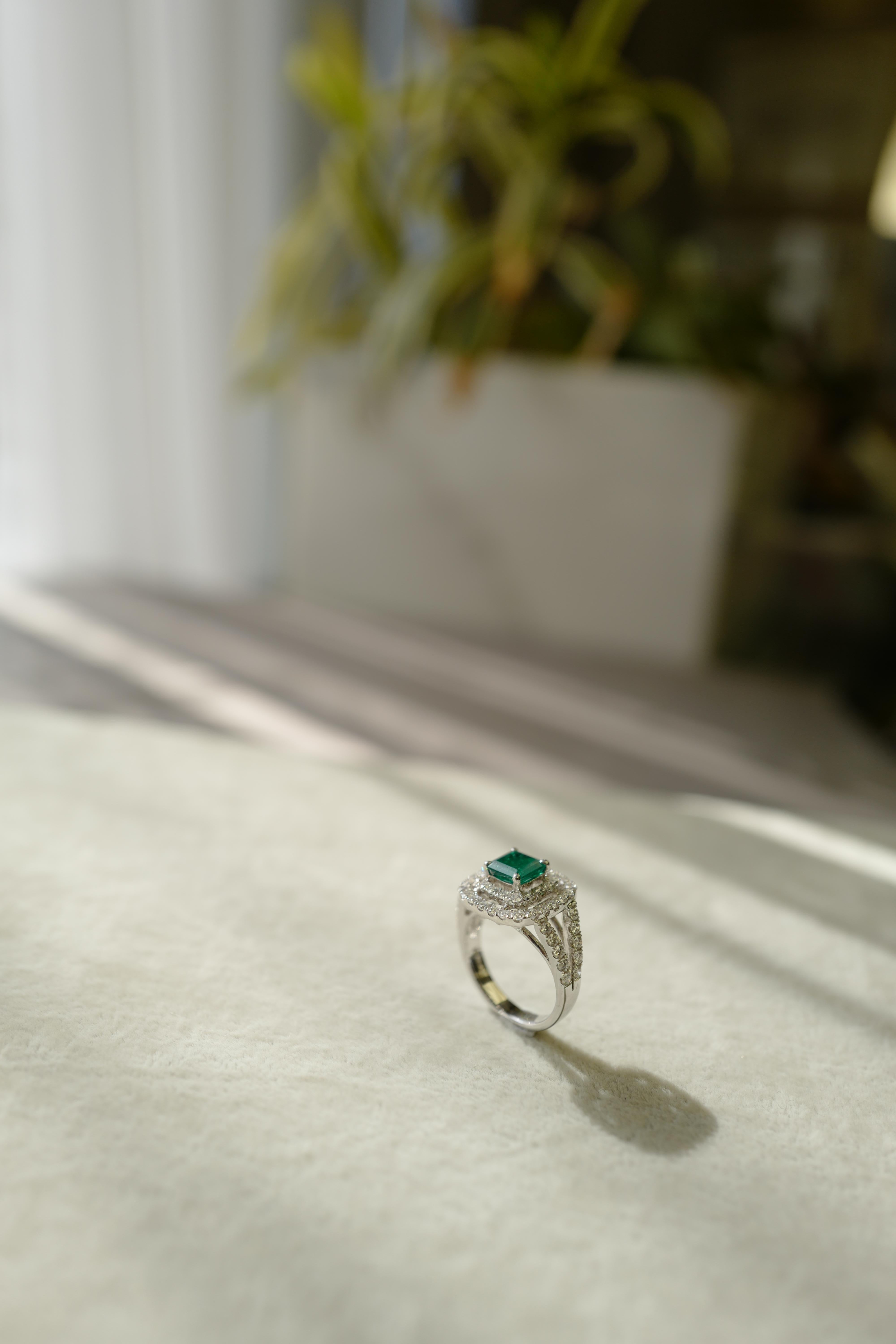 1.72 Carat Natural Emerald and Diamond Cocktail Ring in 18k White Gold In New Condition For Sale In Hong Kong, HK