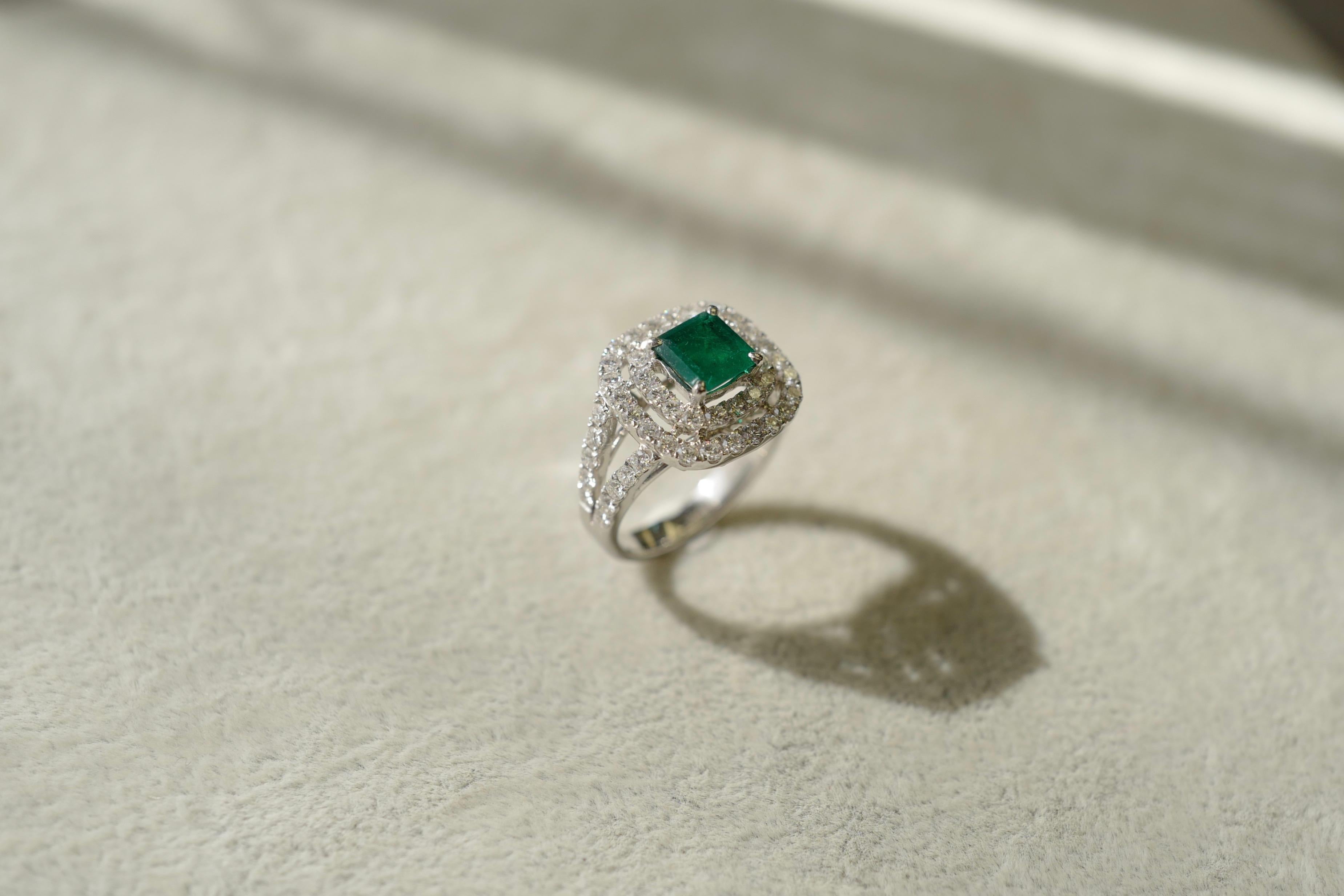 Women's 1.72 Carat Natural Emerald and Diamond Cocktail Ring in 18k White Gold For Sale