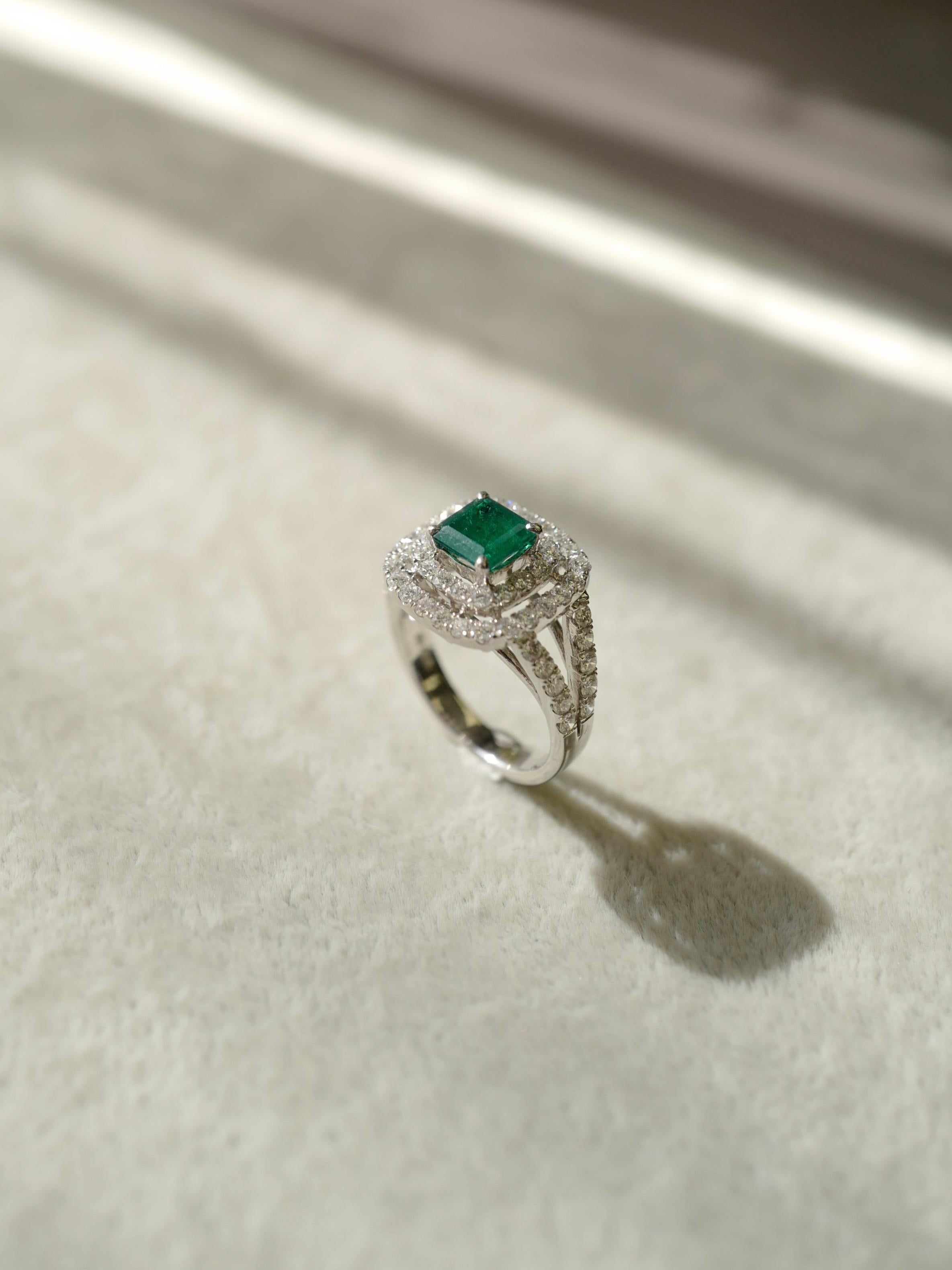 1.72 Carat Natural Emerald and Diamond Cocktail Ring in 18k White Gold For Sale 1