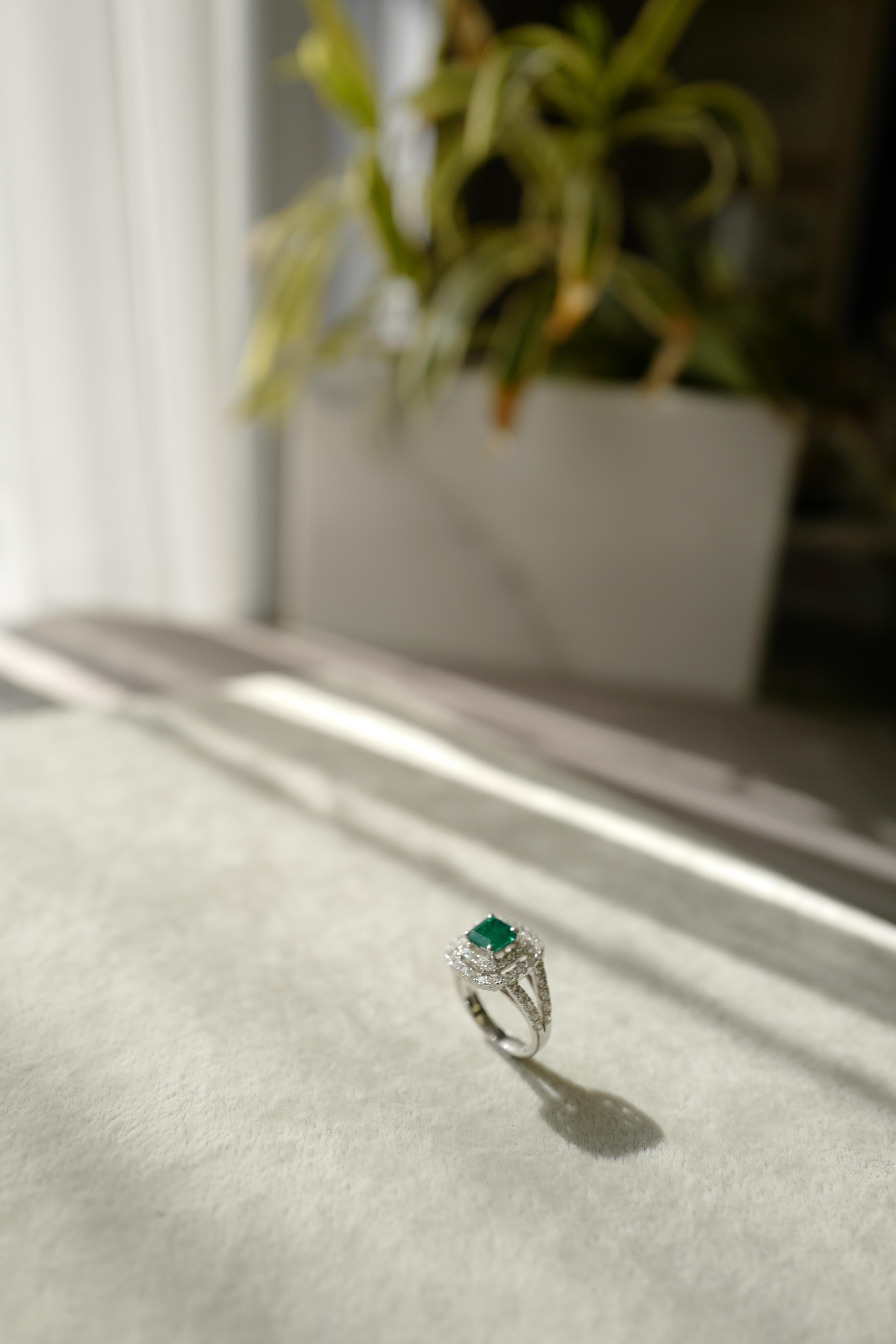 1.72 Carat Natural Emerald and Diamond Cocktail Ring in 18k White Gold For Sale 2
