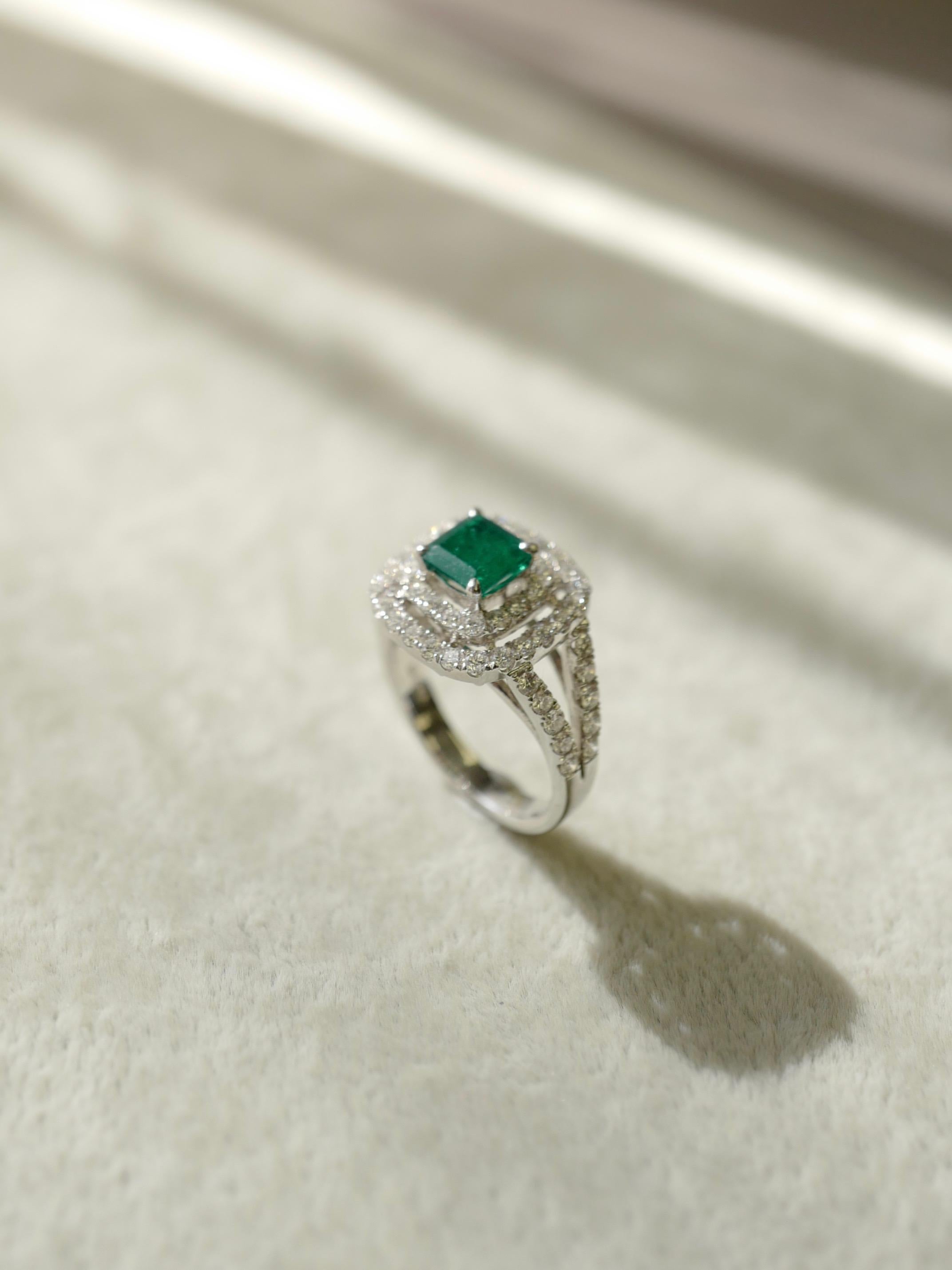 1.72 Carat Natural Emerald and Diamond Cocktail Ring in 18k White Gold For Sale 3