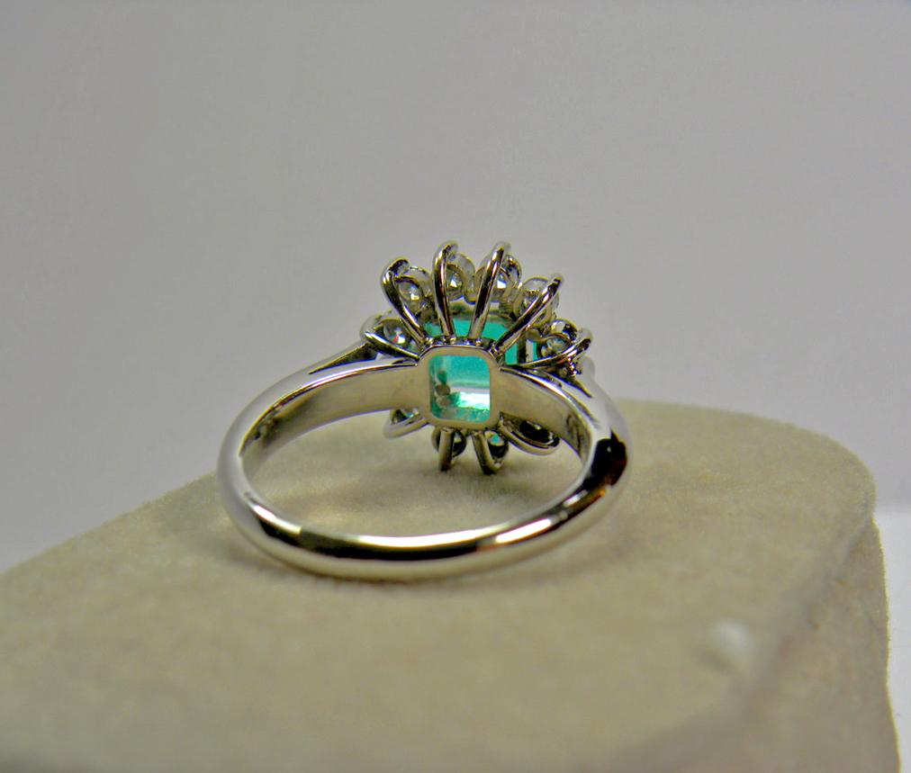 Contemporary 1.72 Carat Natural Fine Colombian Emerald Diamond Engagement Ring 18 Karat For Sale
