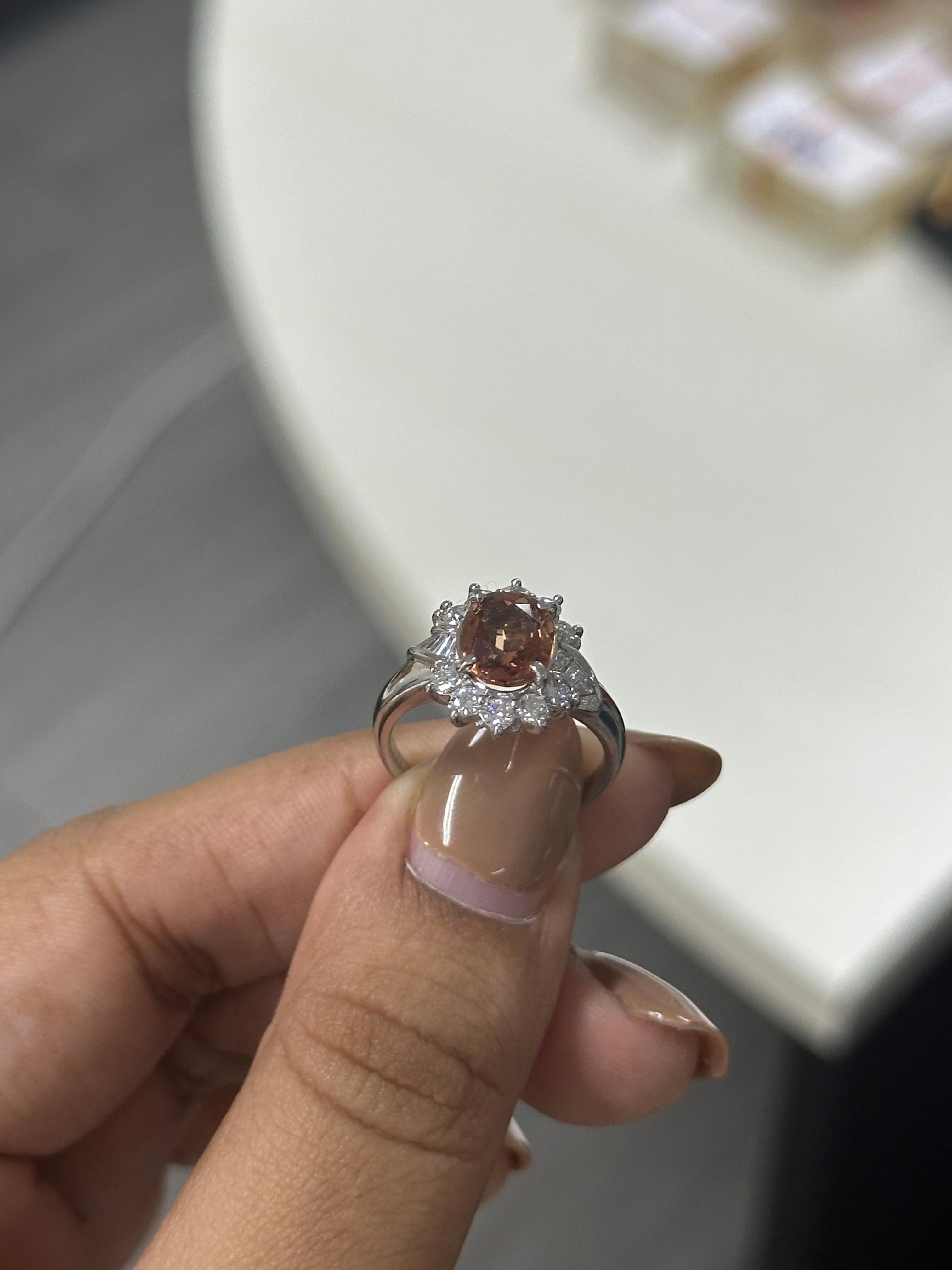 Taglio ovale Anello cocktail con zaffiro arancione da 1,72 carati in PT 900 in vendita