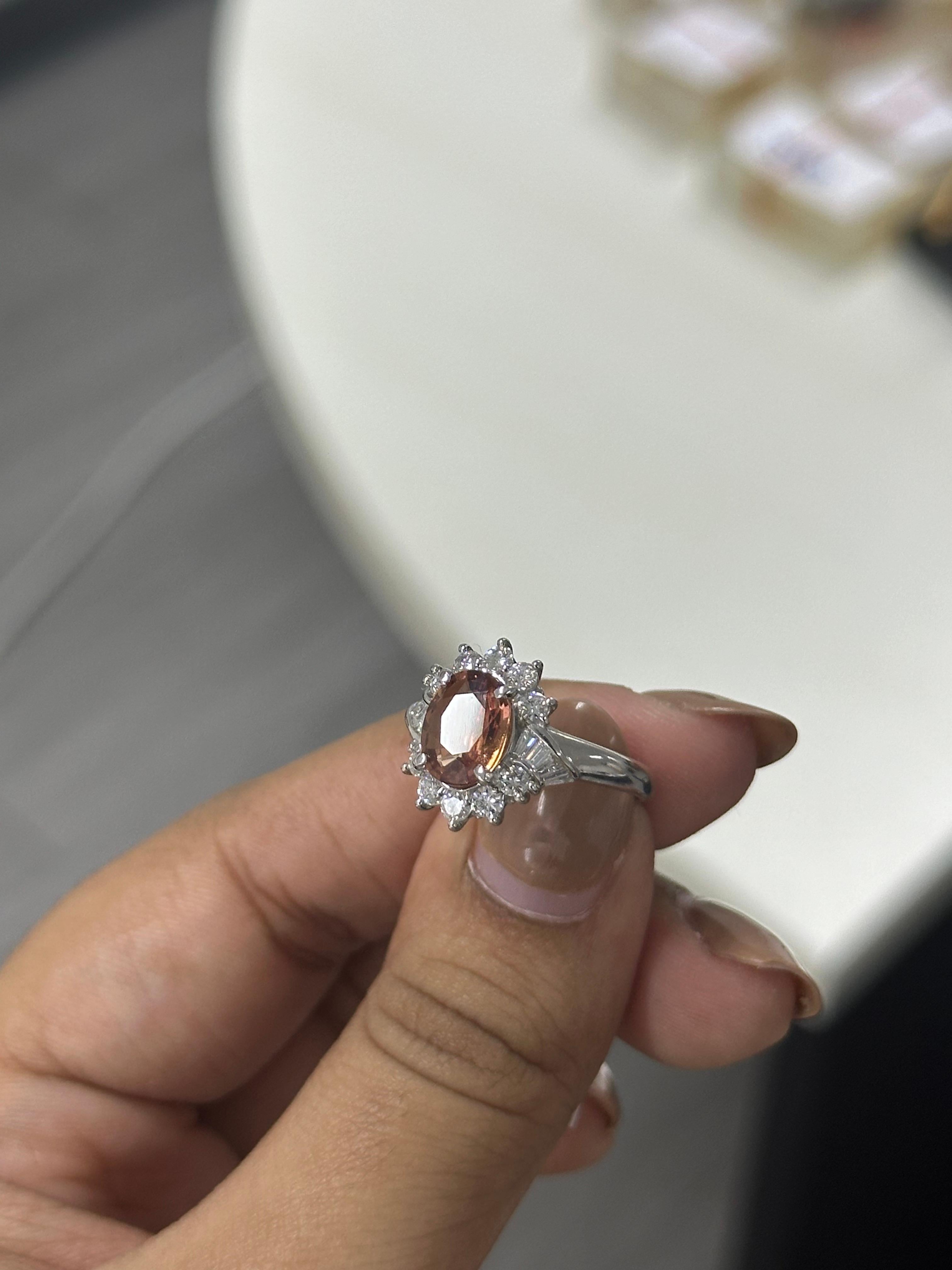 Donna Anello cocktail con zaffiro arancione da 1,72 carati in PT 900 in vendita