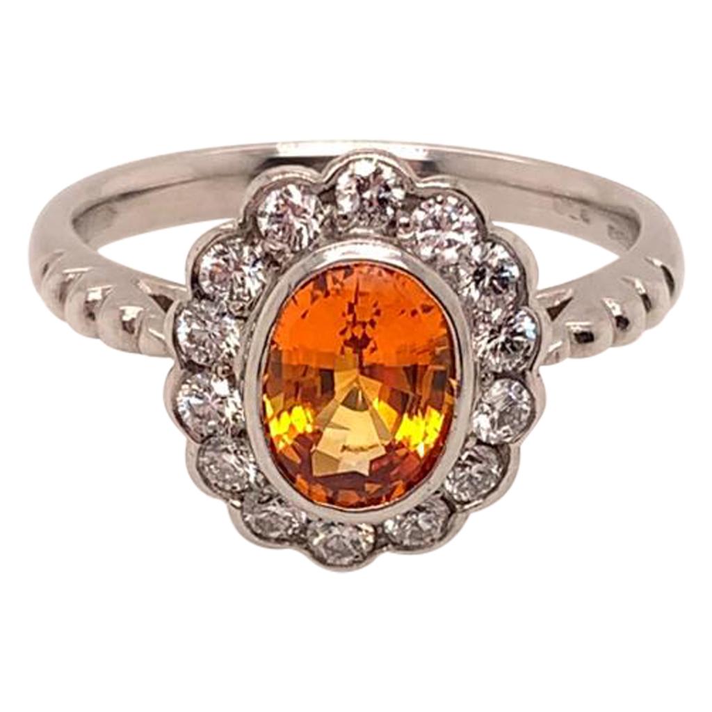 Bague en or blanc 18 carats avec grappe de saphirs orange de taille ovale de 1,72 carat et diamants