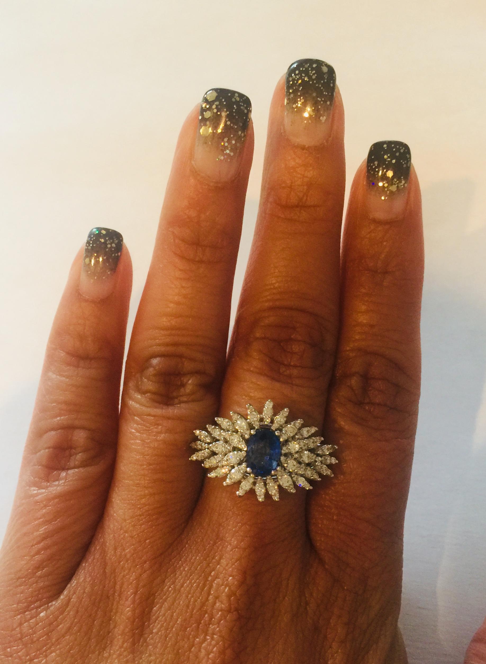 1.72 Carat Sapphire Diamond White Gold Cluster Ring im Zustand „Neu“ in Los Angeles, CA