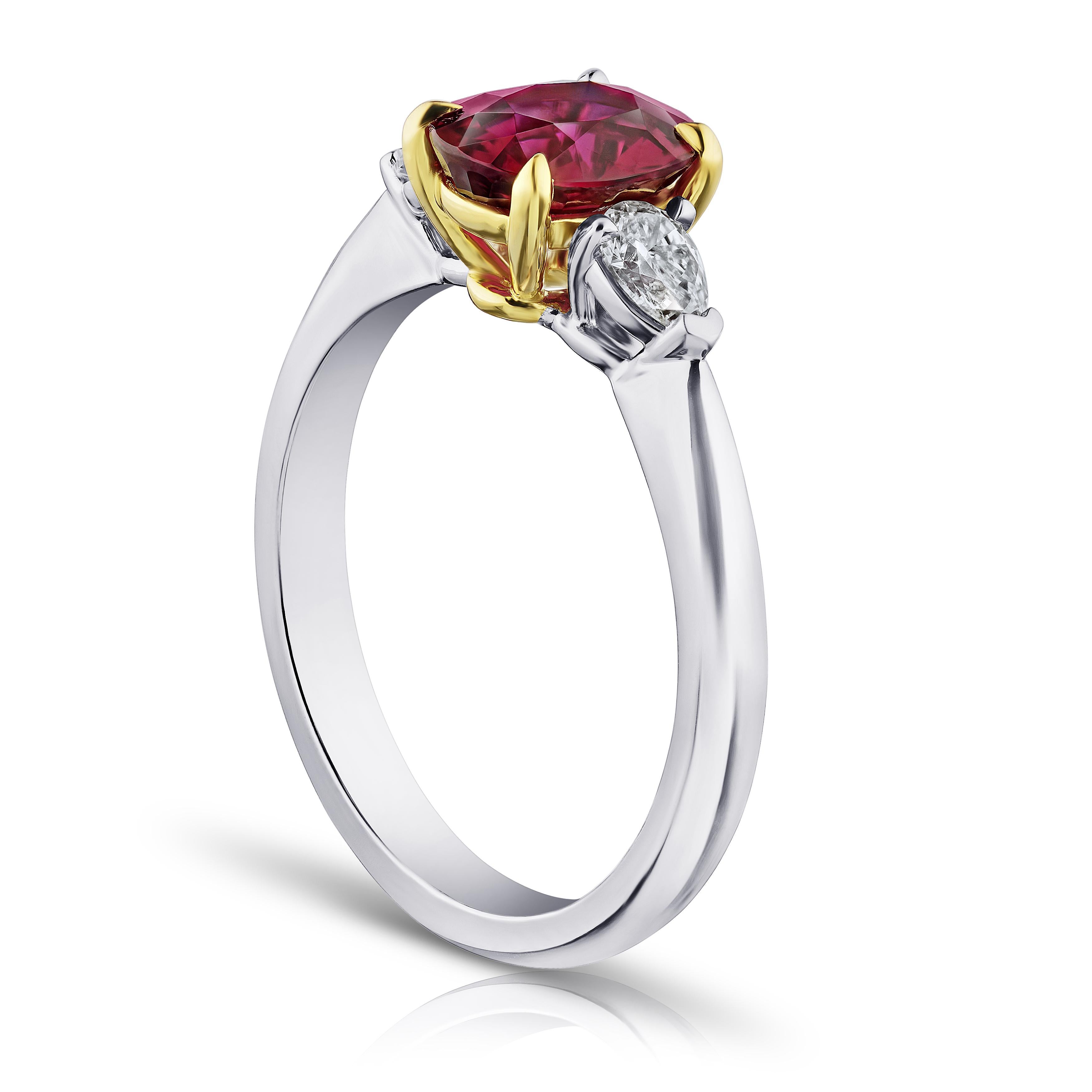 1.72 Karat ovaler roter Rubin mit birnenförmigen Diamanten von 0,33 Karat, gefasst in einem Ring aus Platin und 18 Karat Gelbgold. Der Ring hat derzeit die Größe 7. Resizing auf Ihre Fingergröße ist im Preis inbegriffen.
