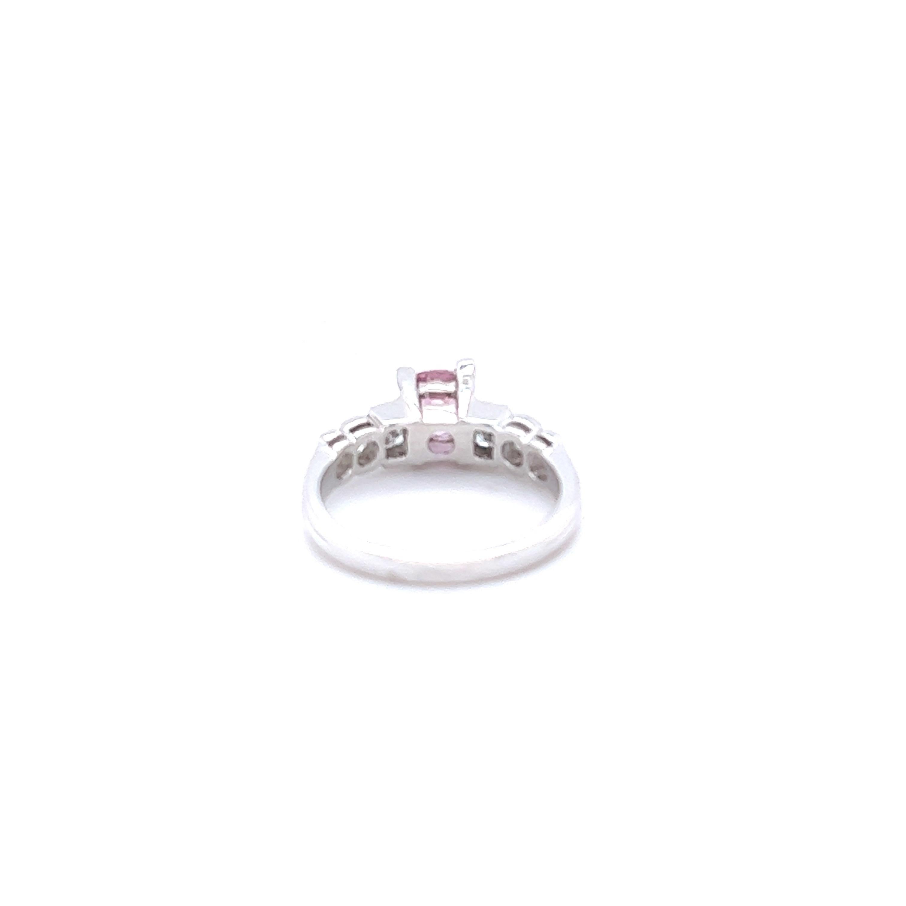 Taille coussin Bague de fiançailles en platine avec saphir rose de 1,72 carat et diamant en vente