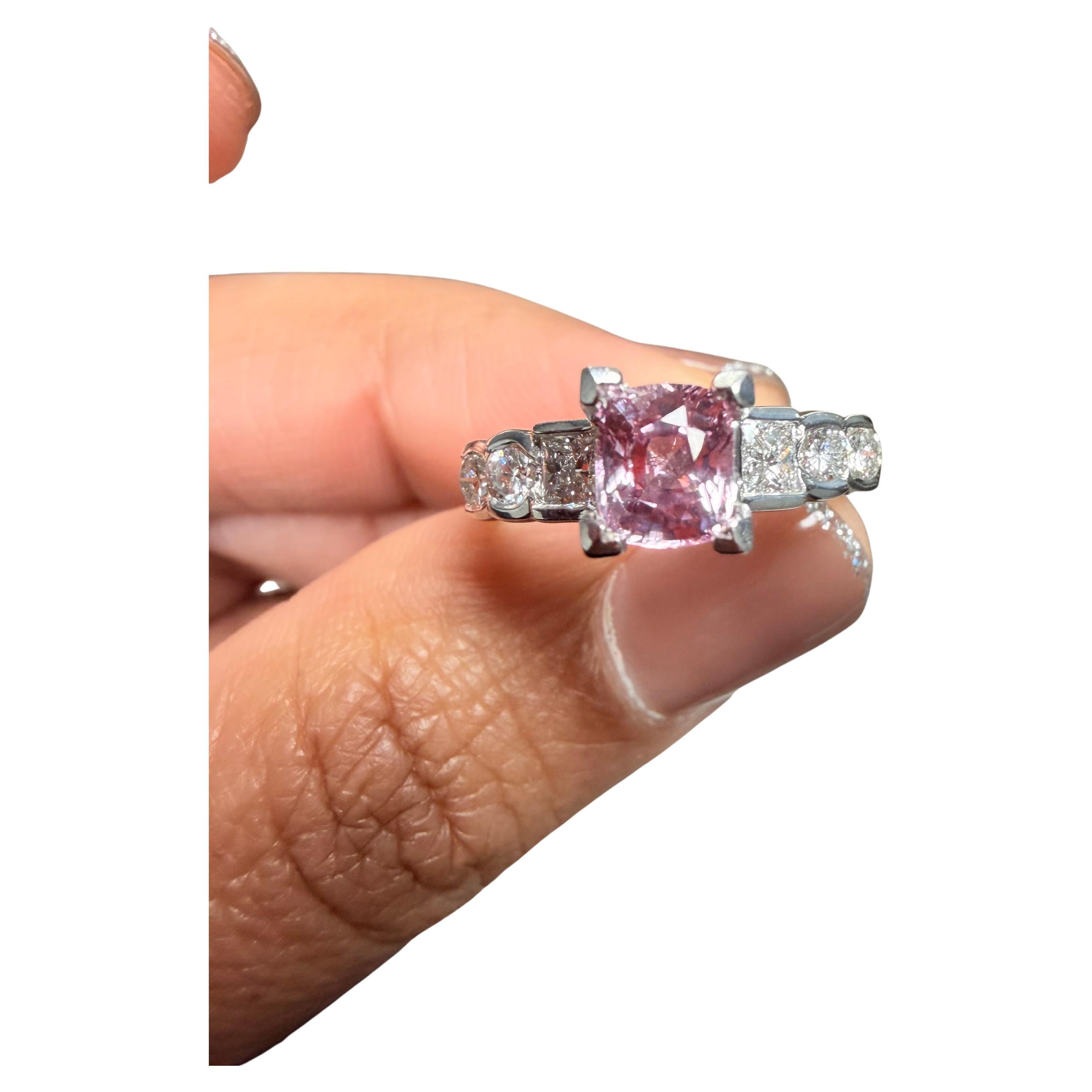 Anello di fidanzamento in platino con diamante e zaffiro rosa da 1,72 carati in vendita