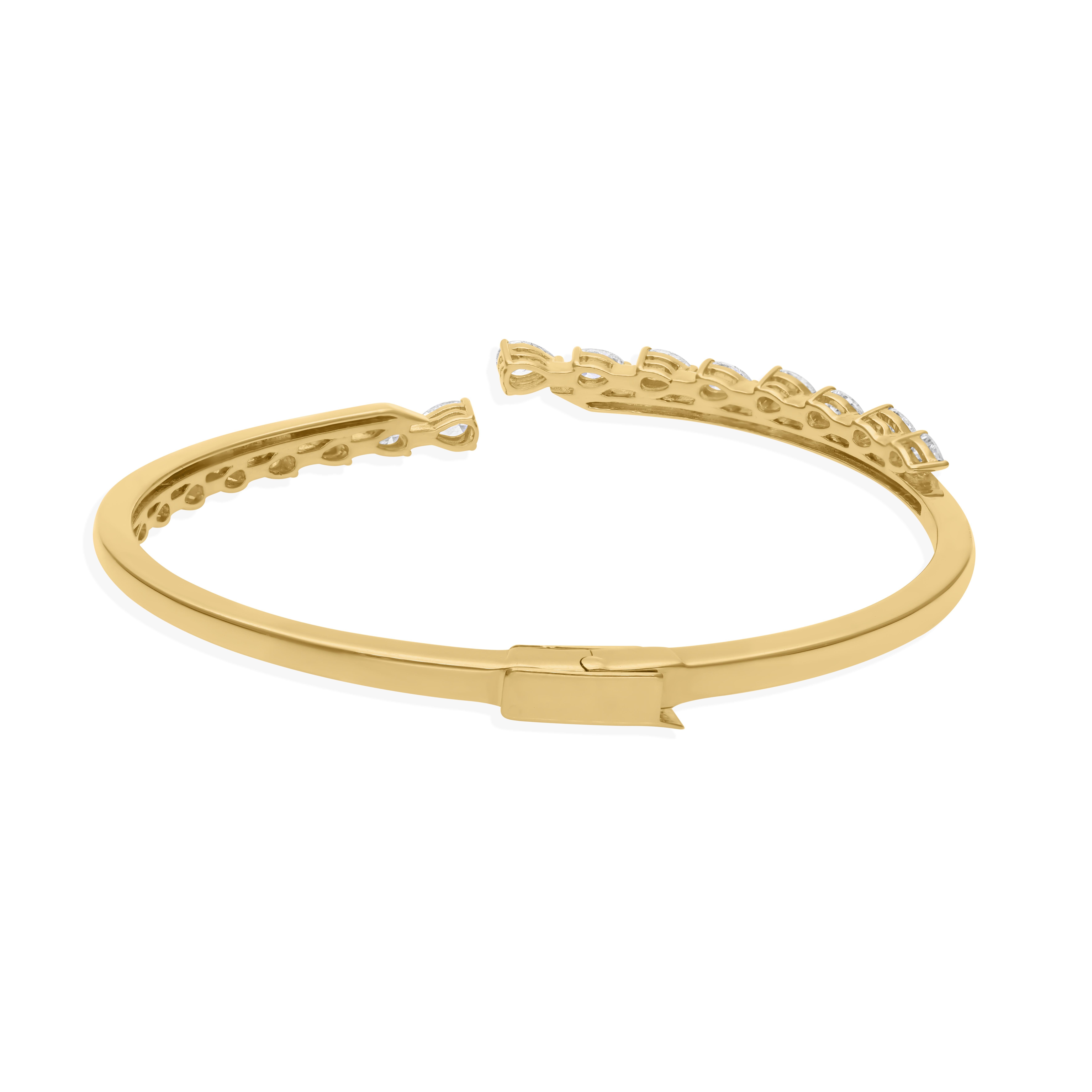 Esta pulsera brazalete de diamantes en forma de pera de 1,72 quilates, con claridad SI y color H, está engastada en lujoso oro amarillo de 18 quilates. Su elegante diseño de puño combina la elegancia contemporánea con la artesanía experta,