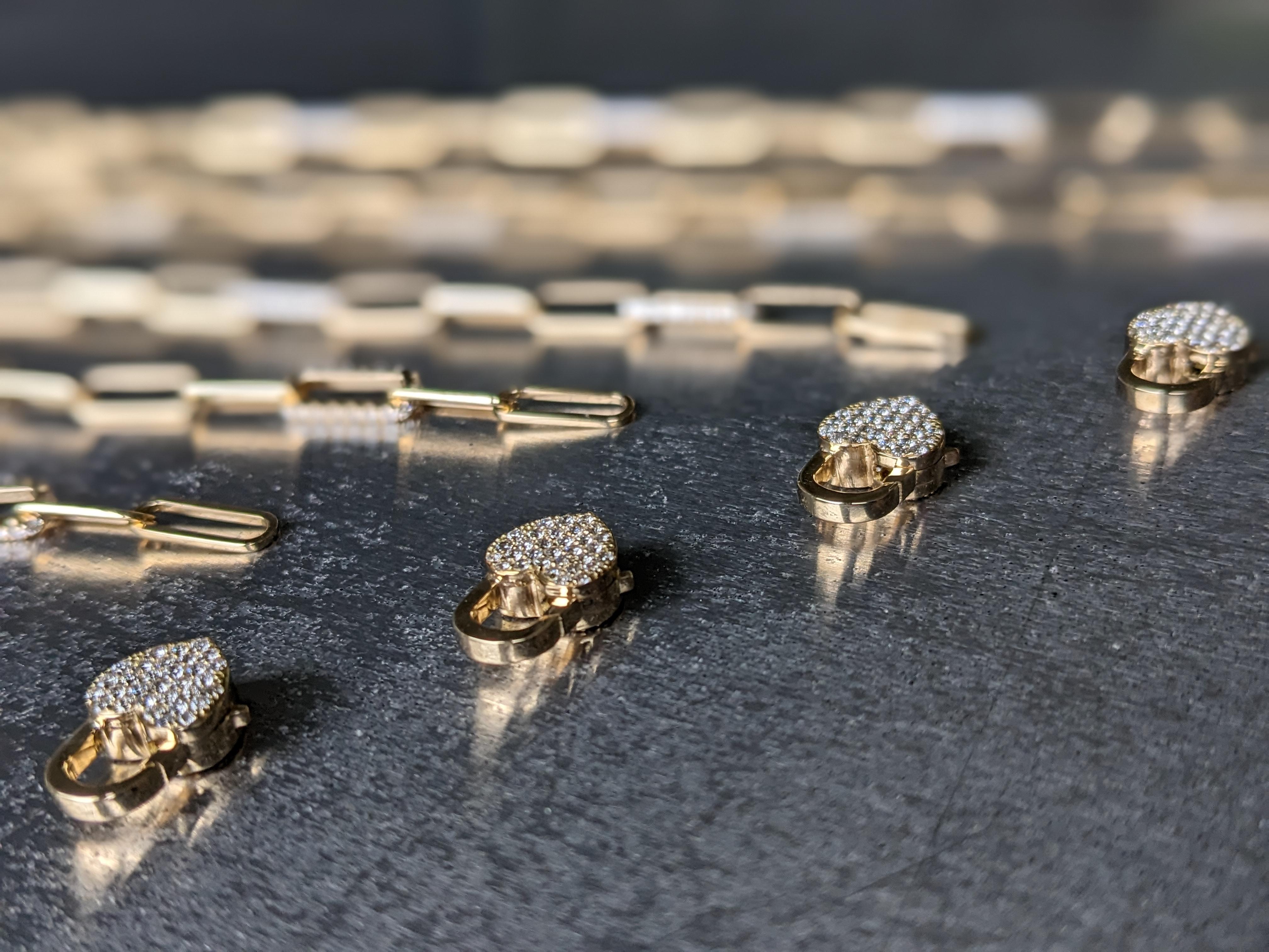 Bracciale in oro 18k e diamanti naturali da 1,72 carati con chiusura a cuore realizzata a mano In condizioni Nuovo in vendita a New York, NY