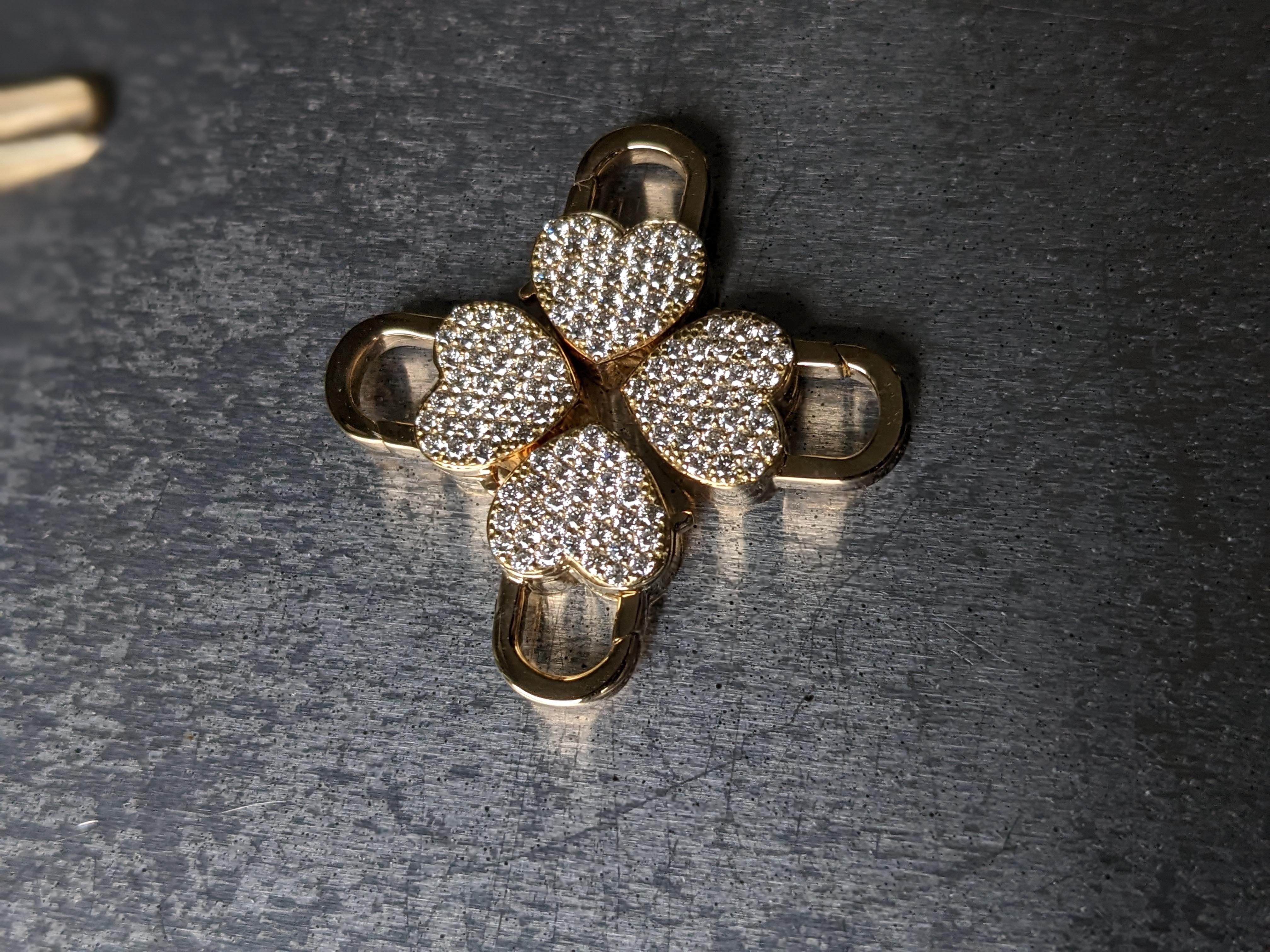 Bracciale in oro 18k e diamanti naturali da 1,72 carati con chiusura a cuore realizzata a mano in vendita 3