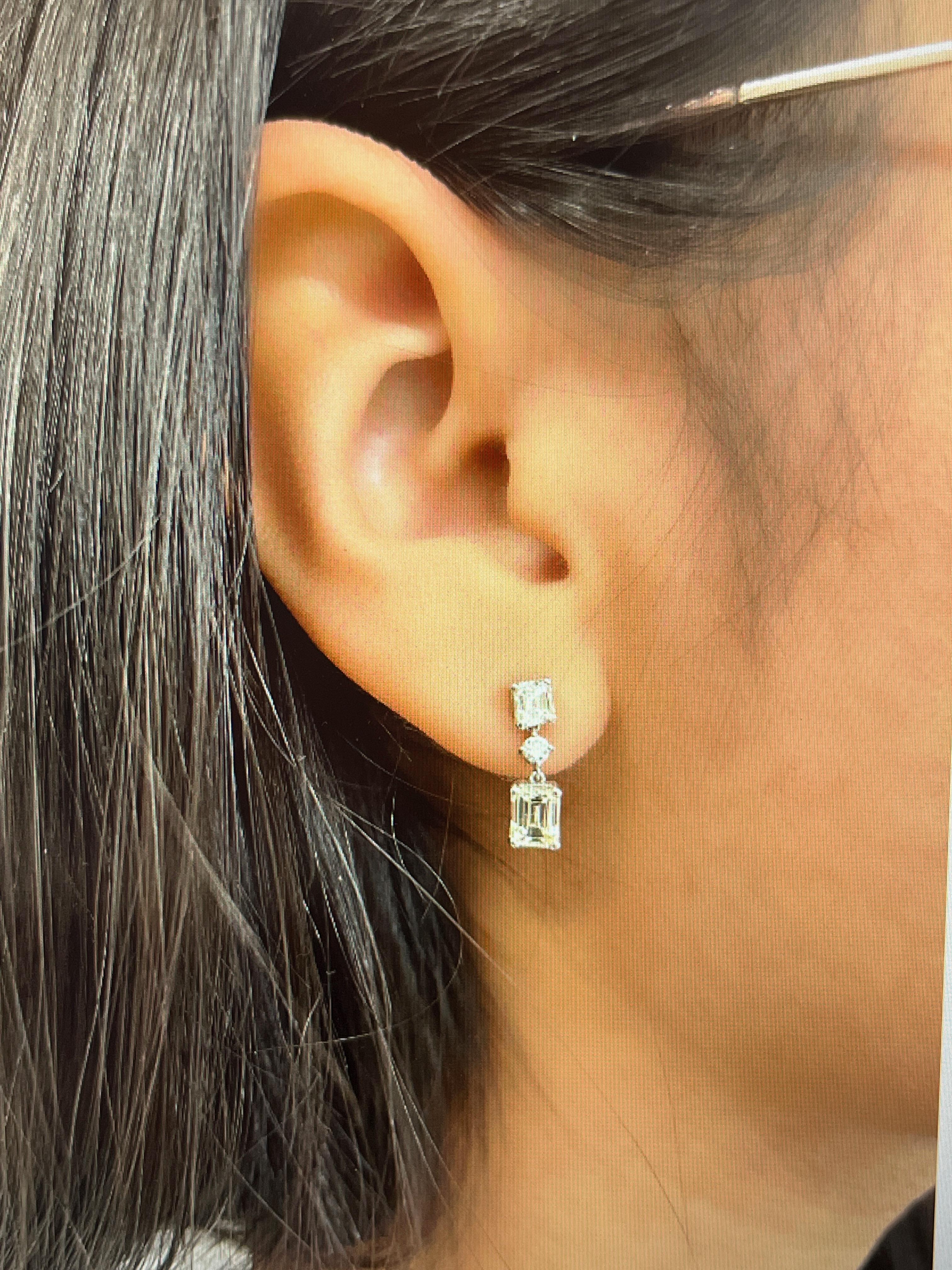 Diese atemberaubenden Ohrringe mit 1,72 Karat im Smaragdschliff sind mit insgesamt 6 Diamanten und 2 runden Diamanten besetzt, die alle in Platin gefasst sind. Die Diamanten sind von I bis K in der Farbe und VS1/VS2 in der Reinheit. Eine tolle