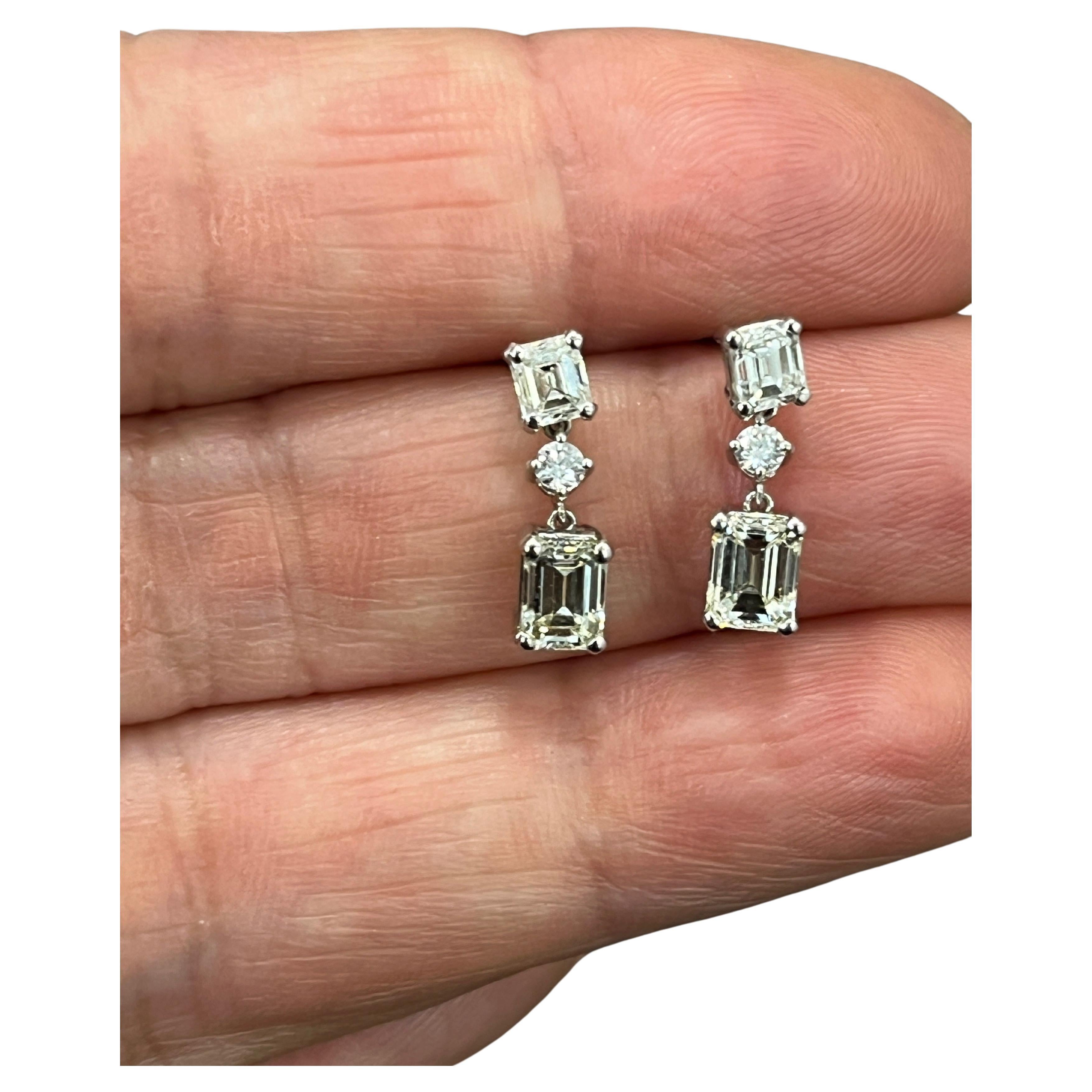 1.72 Karat Diamant-Ohrringe mit Smaragdschliff  im Angebot