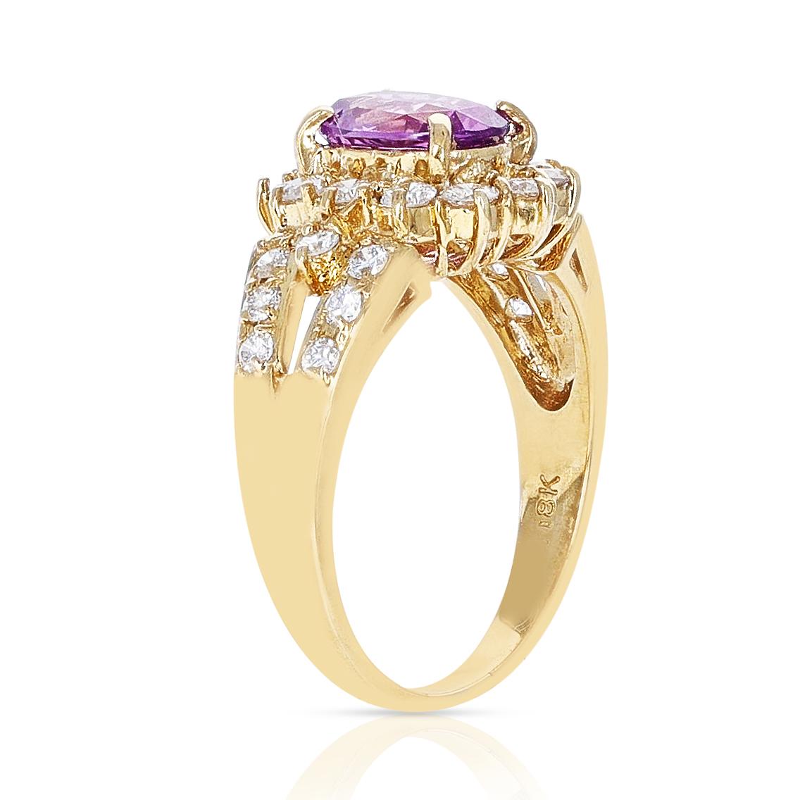 Ein atemberaubender 1,72 ct. Ovaler rosa Saphir und 1,30 ct. Diamantring aus 18 Karat Gelbgold. Das Gesamtgewicht des Rings beträgt 5,76 Gramm und die Ringgröße ist US 7.50. 