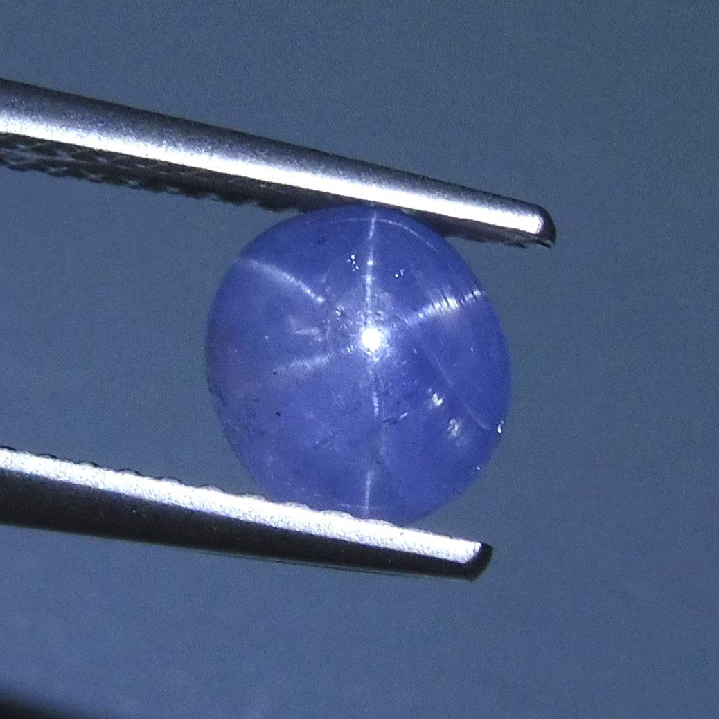 Women's or Men's 1.72 ct Oval Star Sapphire For Sale