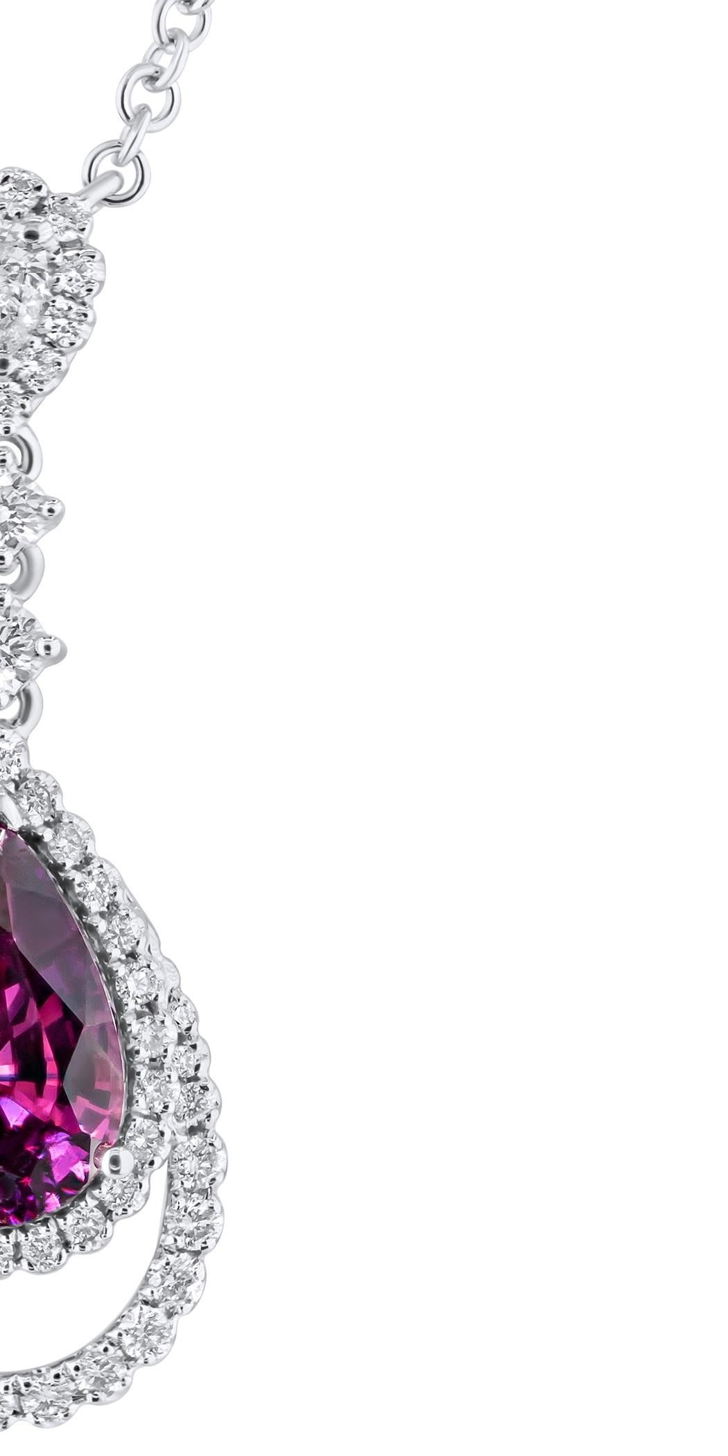 Questo squisito pendente mette in mostra uno zaffiro rosa a forma di pera da 1,72 carati, elegantemente circondato da un'aureola di diamanti rotondi e incastonato in un'ulteriore cornice di diamanti bianchi rotondi. Un elegante design sospeso viene