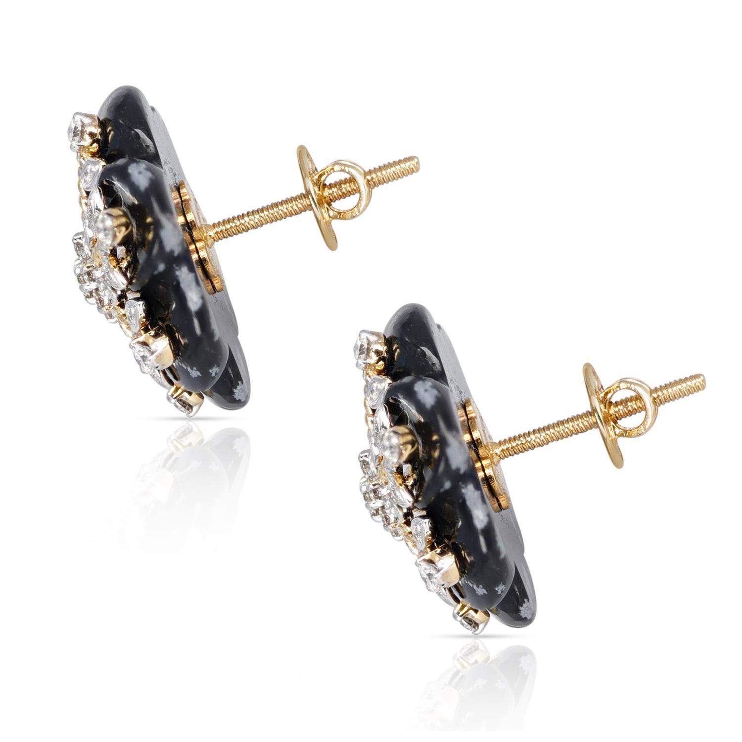 Ein Paar Schneeflocken-Obsidian-Ohrringe mit 17,20 ct. Obsidian und 0,64 ct. Diamanten aus 14 Karat Gelbgold. Das Gesamtgewicht der Ohrringe beträgt 6,60 Gramm. Die Länge der Ohrringe beträgt 0,65