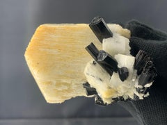 172,35 grammi di feldspato con cristalli di scorl nero dal Pakistan