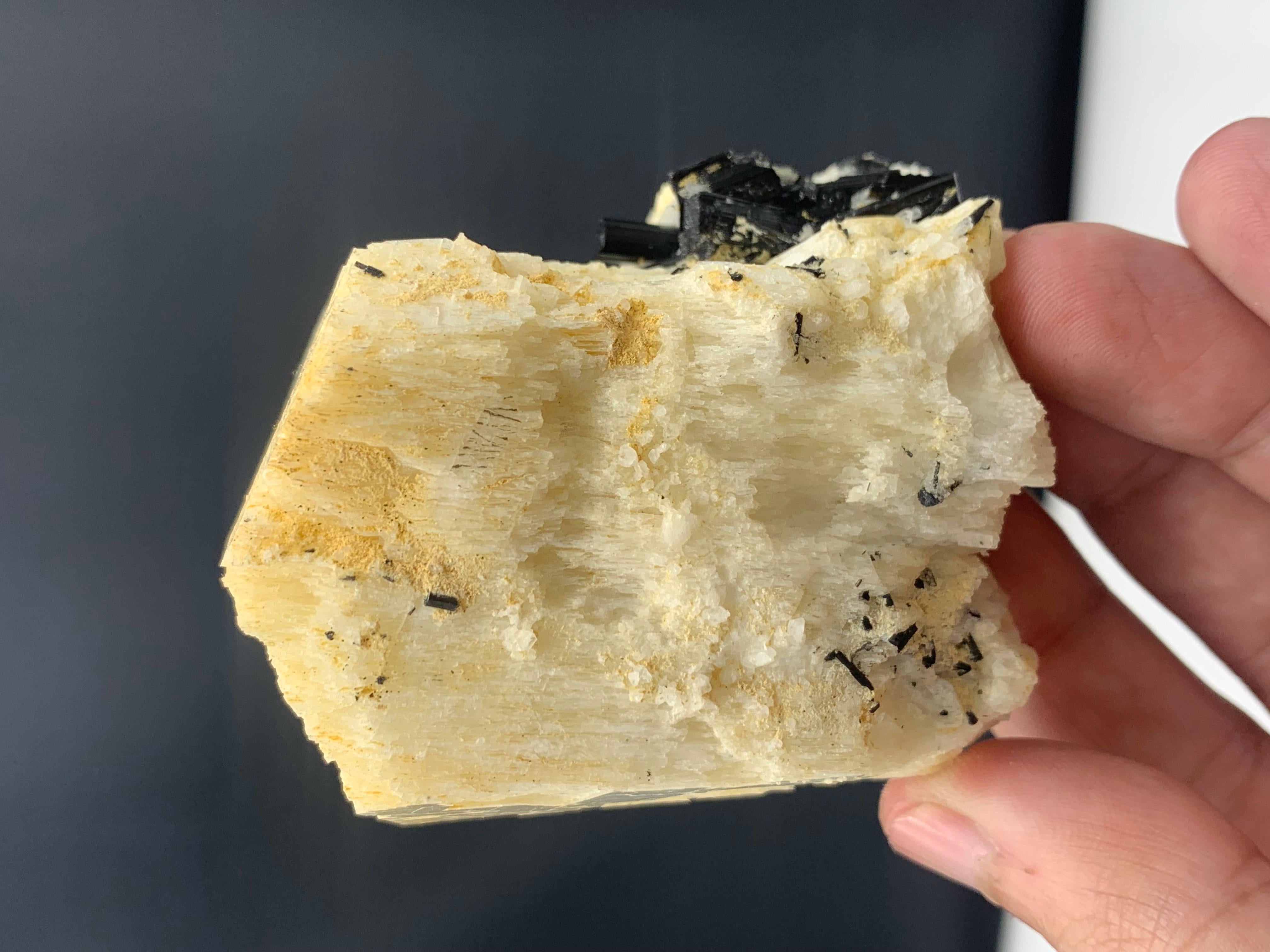 Cristal de roche Spécimen Feldspar de 172,35 grammes attaché avec des cristaux noirs en forme de spirale du Pakistan en vente