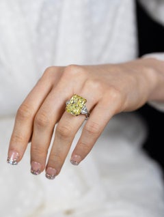 17.25 Carat Radiant cut Brilliant Diamond Ring Fancy Yellow 18K Gold