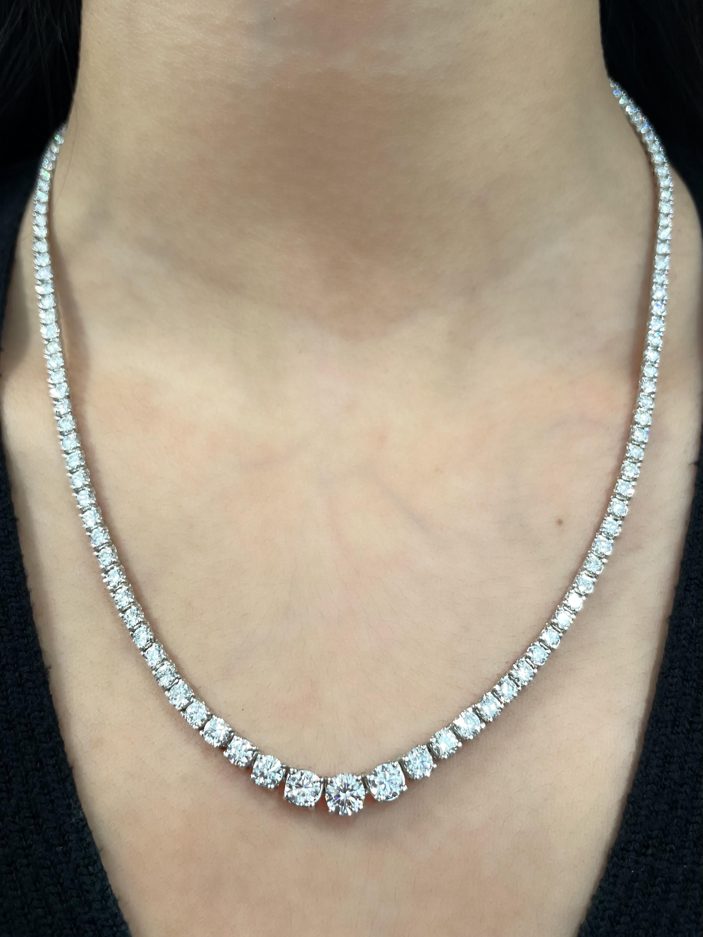 Dieses exquisite Riviera-Diamantencollier besticht durch insgesamt 17,25 Karat funkelnder, hochwertiger Diamanten. Der Diamant in der Mitte hat ein Gewicht von 0,96 Karat und wurde von GIA mit H-VVS2 bewertet. Die übrigen Diamanten sind in der Farbe