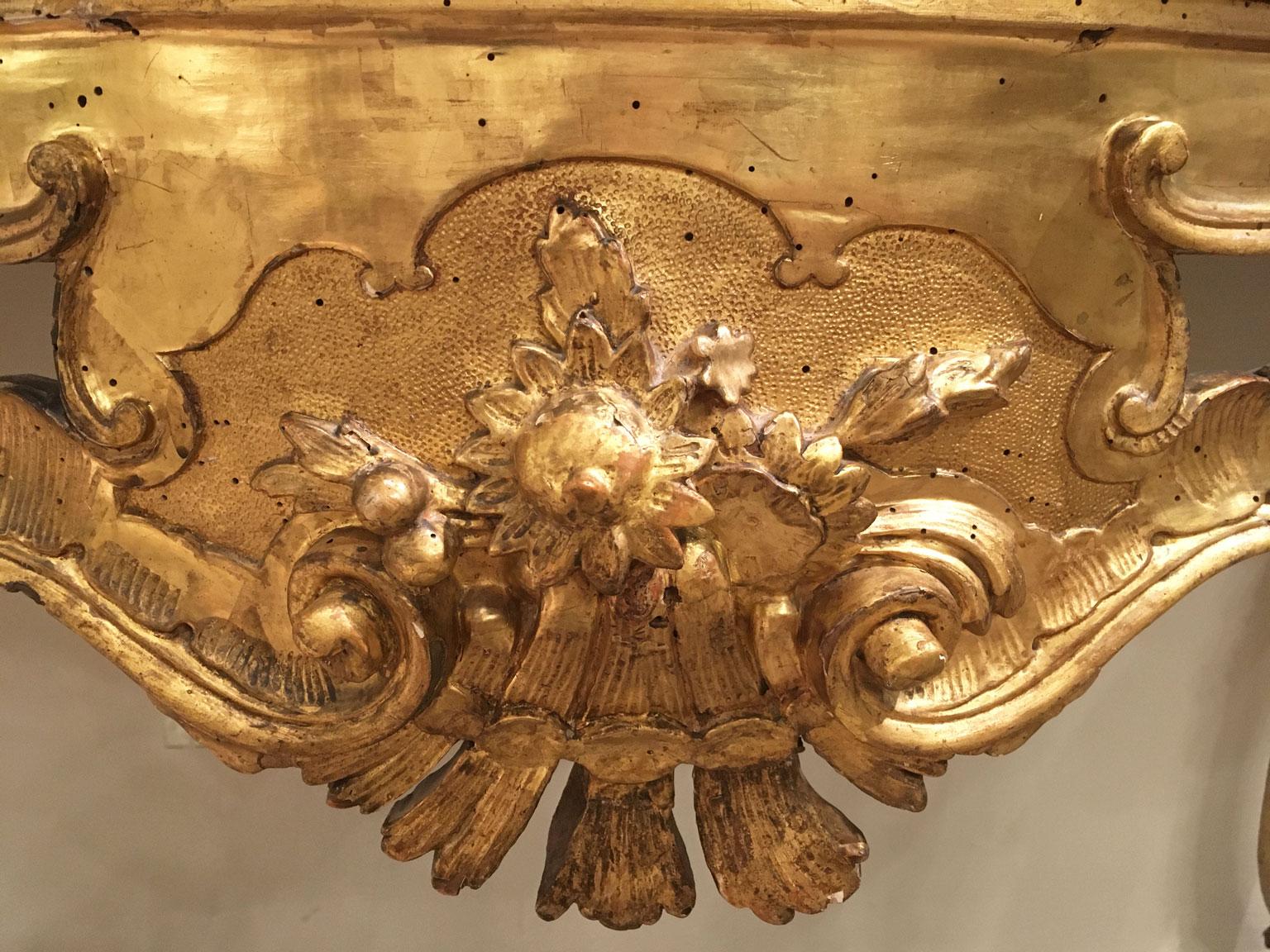 1725 Venezia Italy Giltwood Engraved Console with Onyx  Marble Top For Sale 4