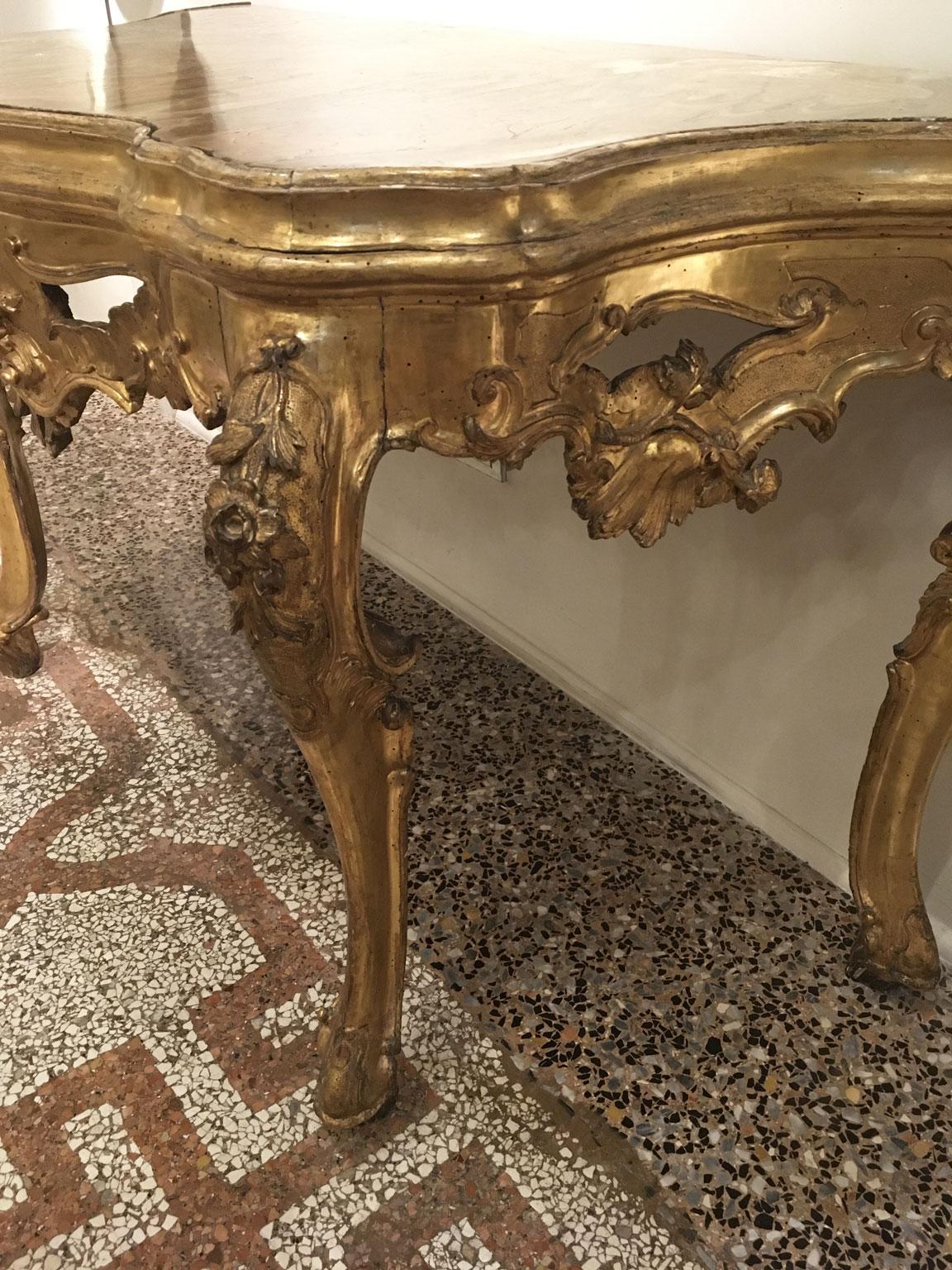 1725 Venezia Italy Giltwood Engraved Console with Onyx  Marble Top For Sale 10