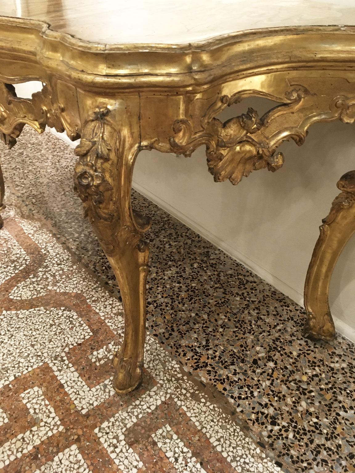 1725 Venezia Italy Giltwood Engraved Console with Onyx  Marble Top For Sale 11