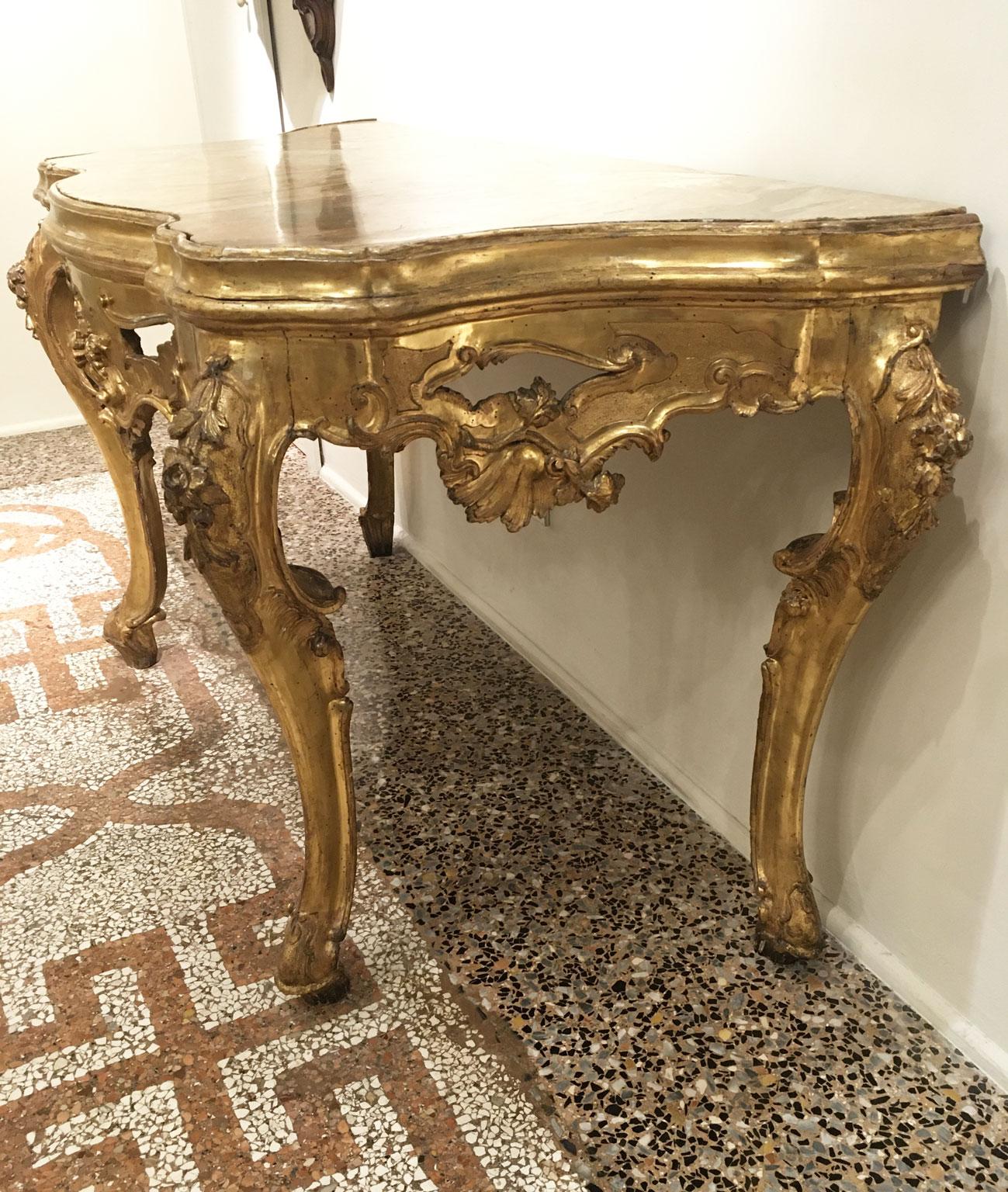 1725 Venezia Italy Giltwood Engraved Console with Onyx  Marble Top For Sale 12