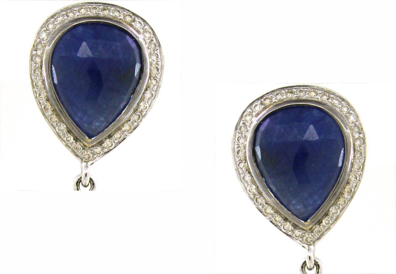 Entra in un mondo di raffinata eleganza con questi squisiti orecchini a goccia, impreziositi da un'accattivante serie di pietre preziose. Ogni orecchino è caratterizzato da due zaffiri taglio pera, due di colore blu intenso e due di colore verde