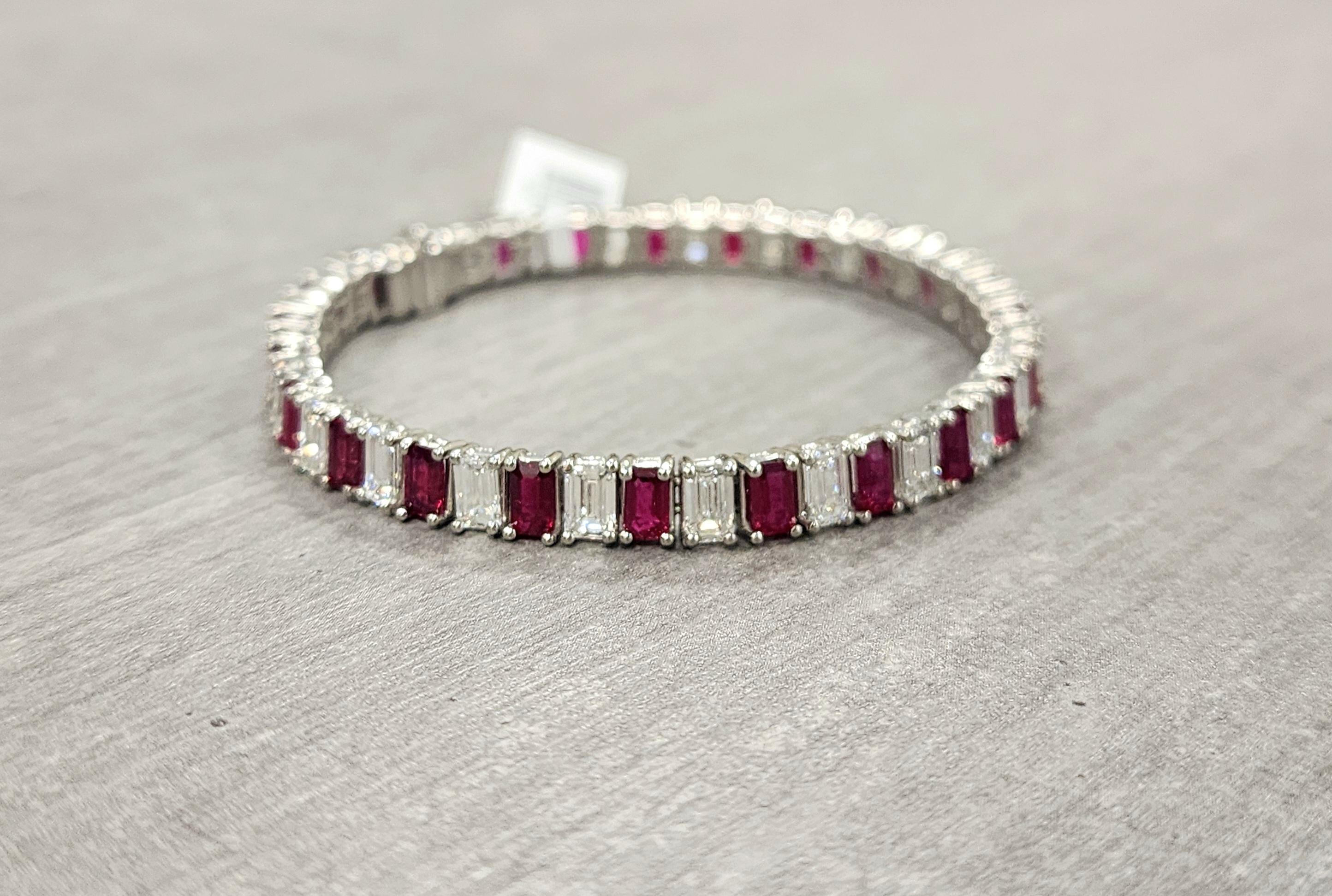 Dieses exquisite Armband ist ein Must-Have für jede Fashionista! Er enthält 24 natürliche Rubine im Smaragdschliff mit einem Gewicht von jeweils ca. 0,39 Karat und einem Gesamtgewicht von 9,29 Karat. Die Rubine sind in einem einzigartigen und