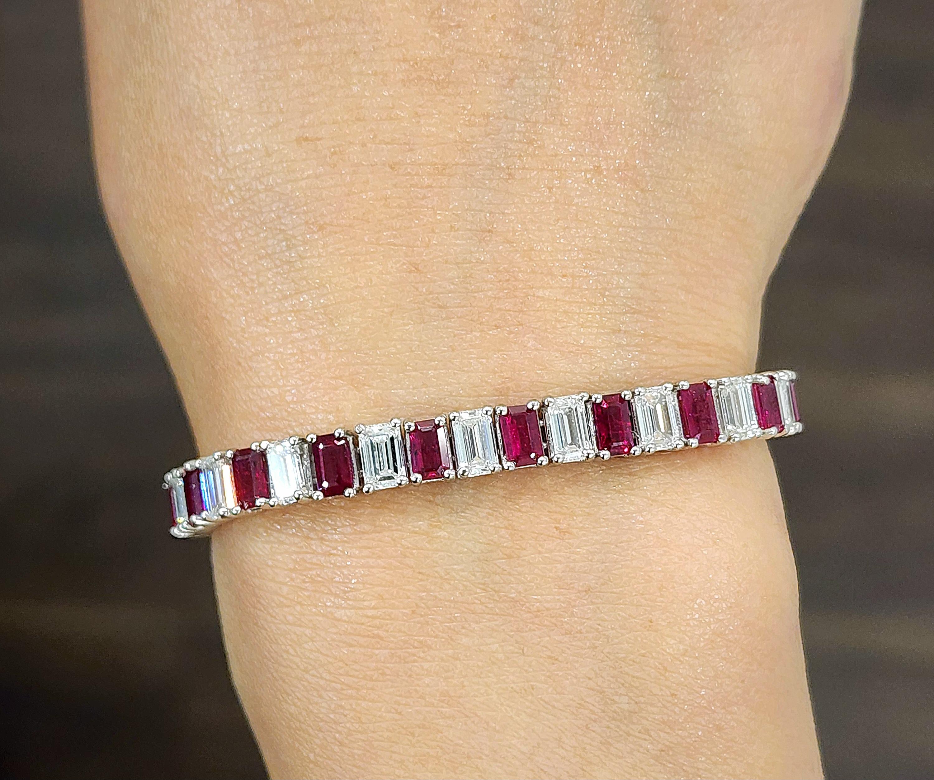 17,29 ct Natürlicher Rubin & Diamantarmband im Smaragdschliff im Zustand „Neu“ im Angebot in Chicago, IL