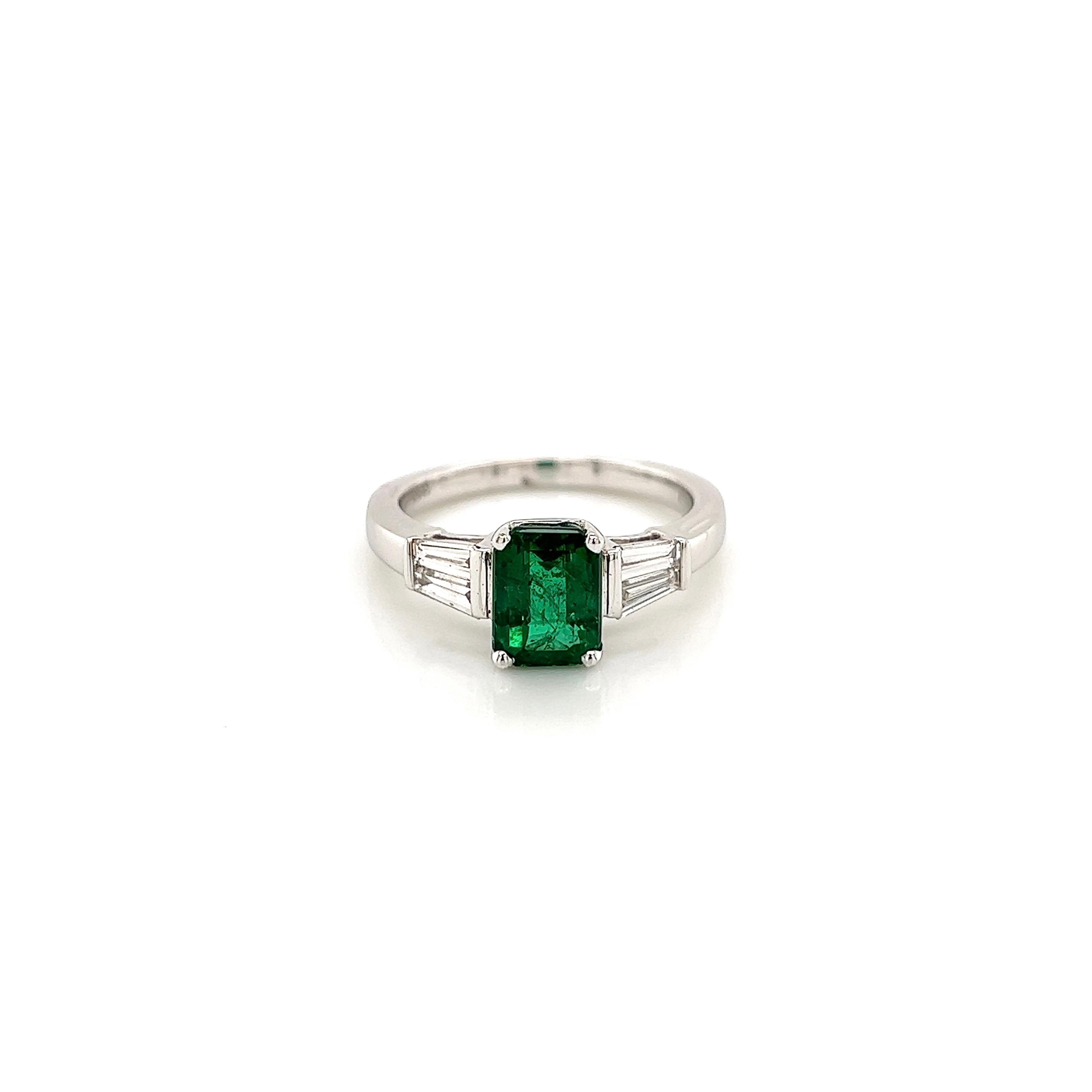 2.17 Carat Green Emerald Ladies Three Stone Ring (Bague à trois pierres pour dames) 

-Type de métal : Or blanc 18K
-Émeraude verte de 1,72 carat, 8,06 x 5,92 x 4,63 mm
Diamants baguettes latéraux de -0,45 carat 
-Taille 6.75

Fabriqué à New York