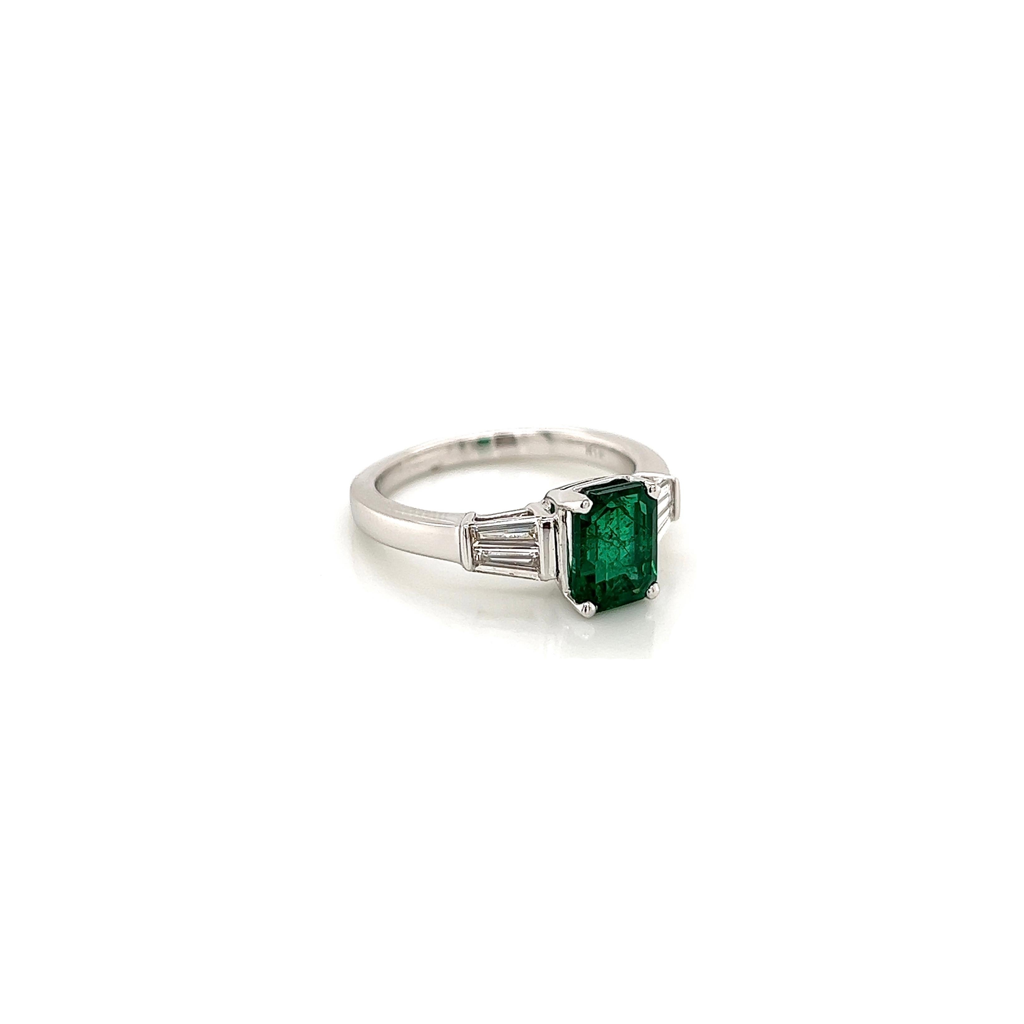 Taille émeraude Bague pour femmes avec émeraude verte et diamants de 2,17 carats au total en vente