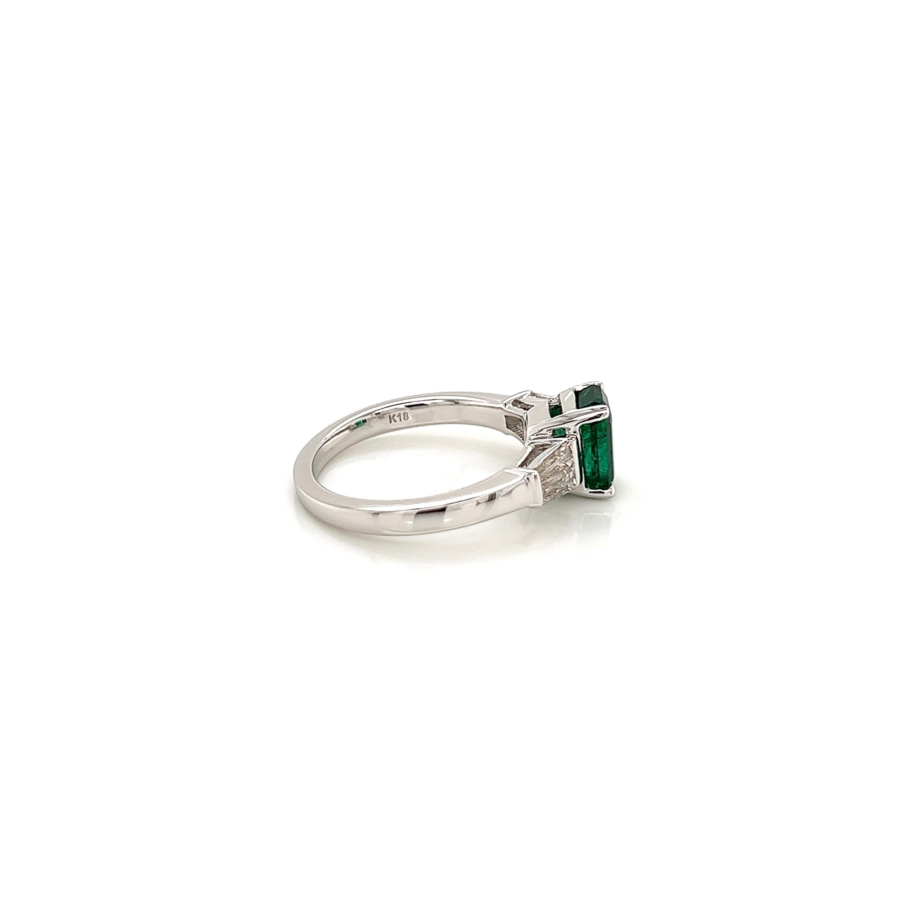 Bague pour femmes avec émeraude verte et diamants de 2,17 carats au total Neuf - En vente à New York, NY