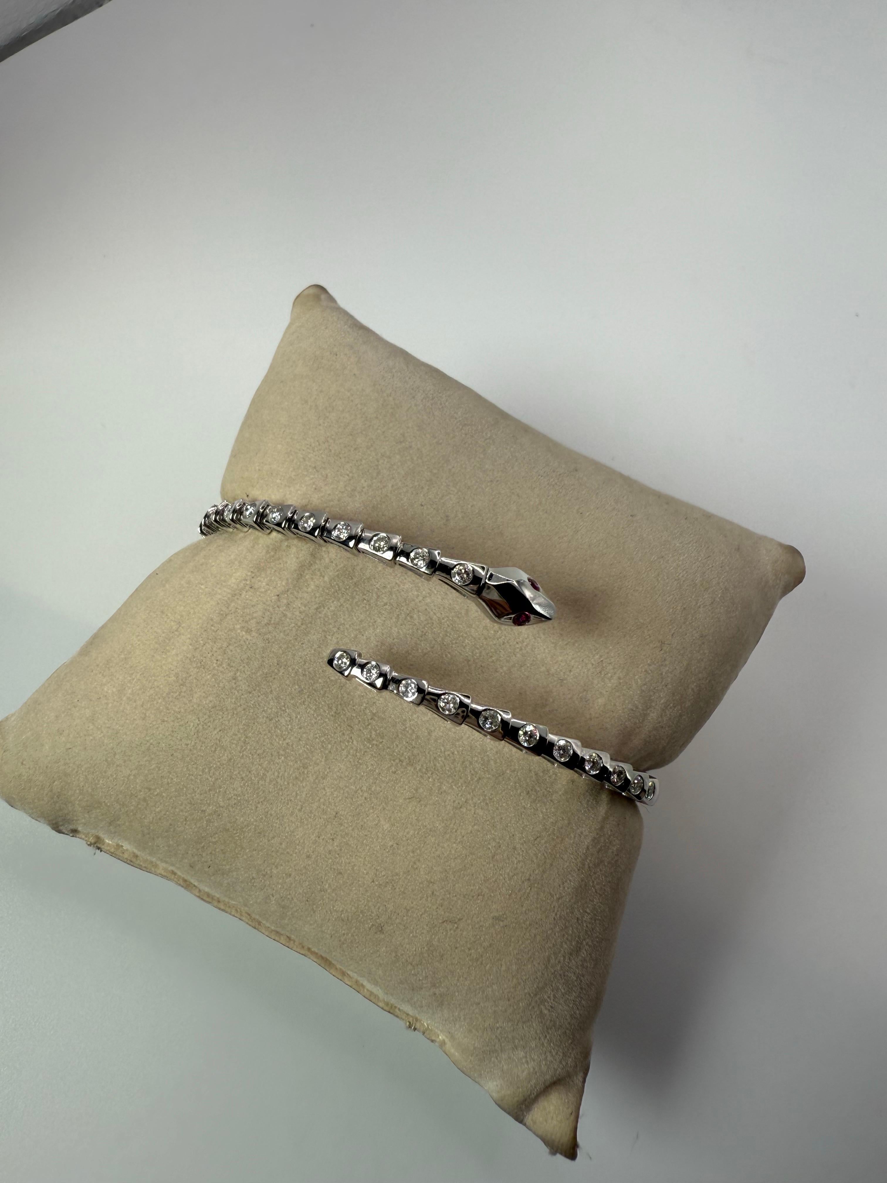 Pulsera brazalete de serpiente con 1,72 quilates de diamantes y rubíes. Los diamantes son de claridad VS-SI y color F-G. ¡La pulsera brazalete es flexible!

LO QUE SE OBTIENE EN LA JOYERÍA STAMPAR:
Stampar Jewelers, situada en el corazón de Júpiter,