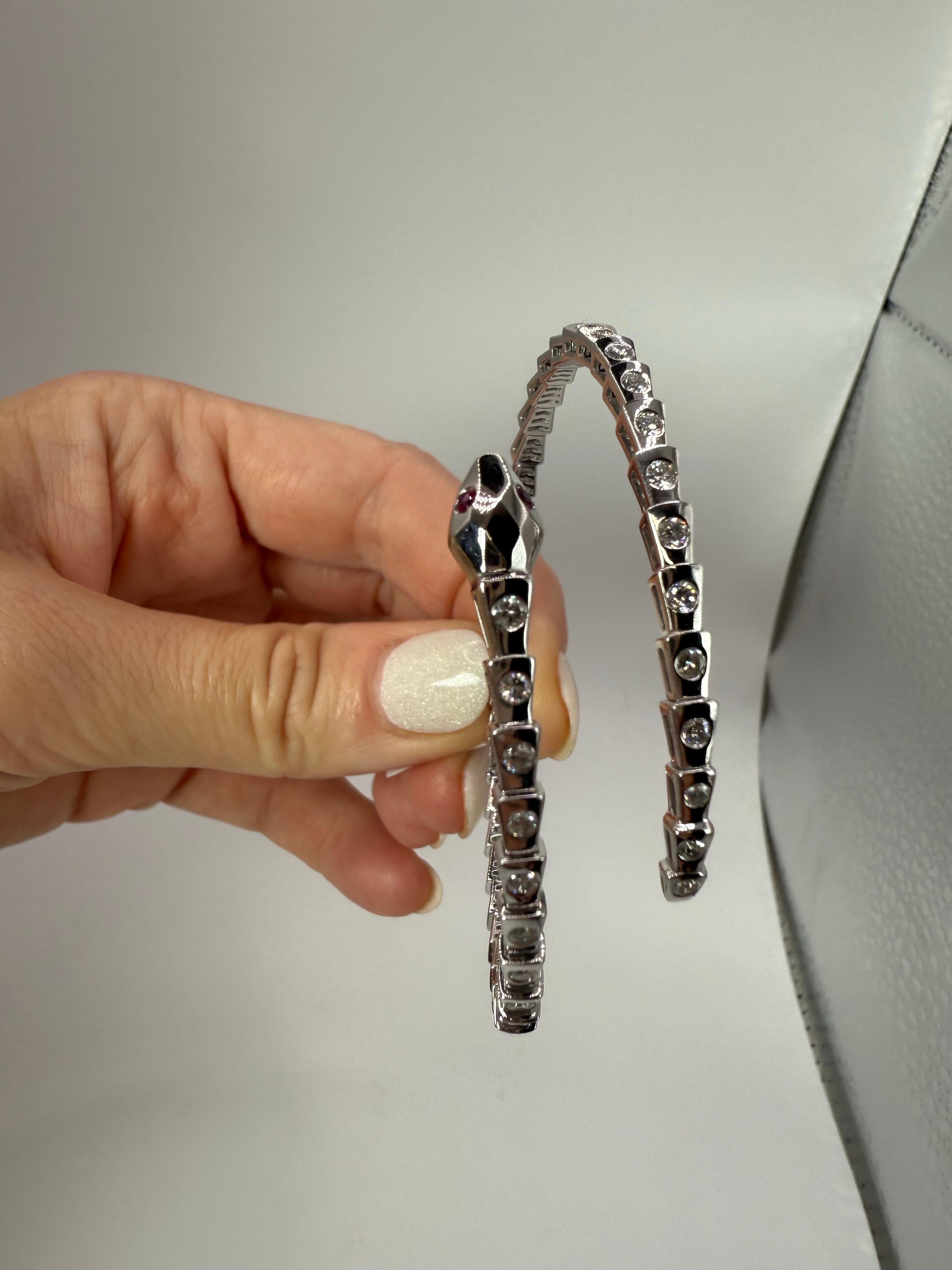 Pulsera serpiente de rubíes y diamantes de 1,72 ct en venta 3