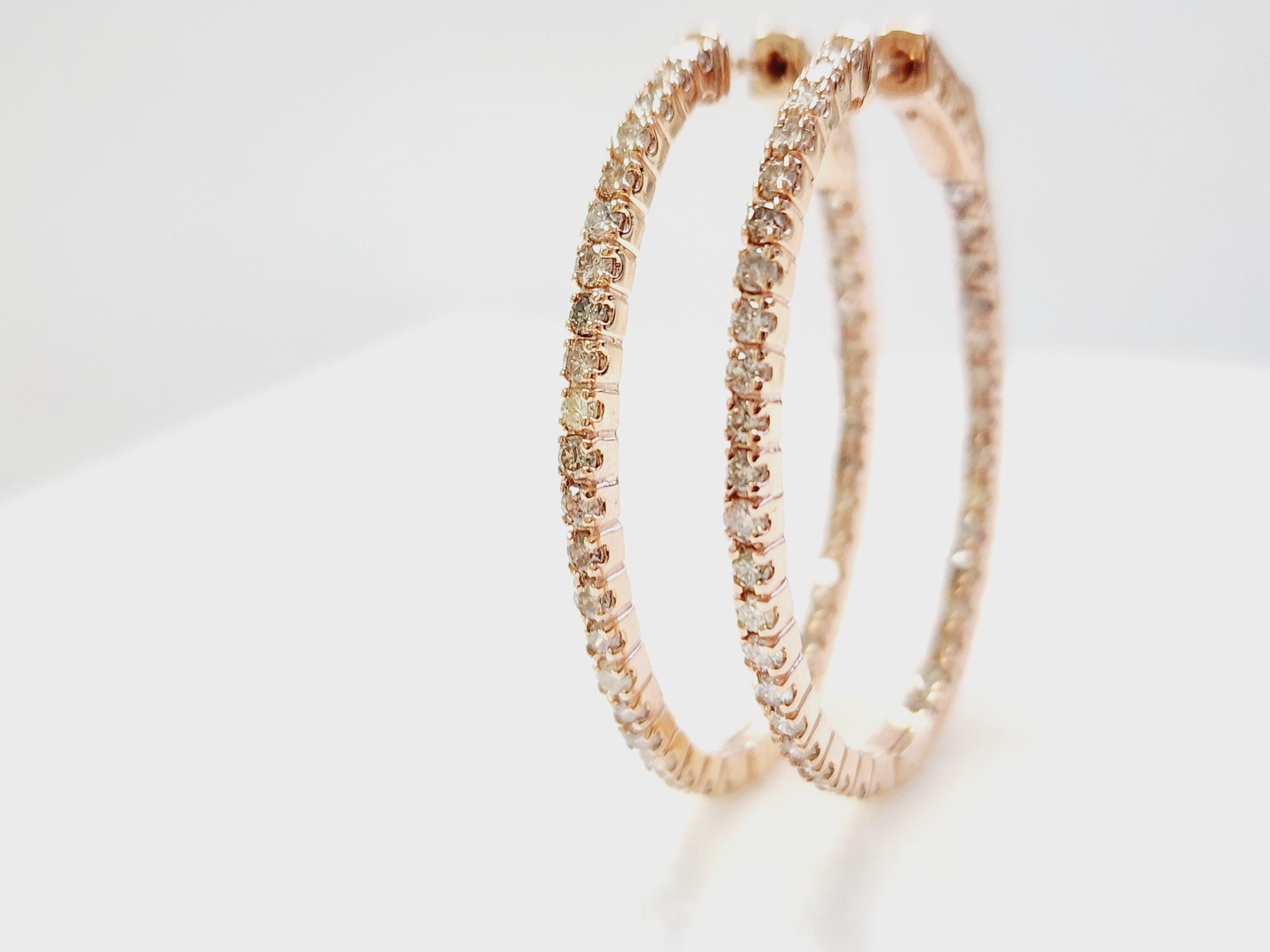 Questi splendidi orecchini a cerchio ovali con diamante naturale all'interno e all'esterno sono realizzati in oro rosa 14k e offrono un design elegante e senza tempo. Gli orecchini presentano 72 diamanti con un colore medio di I e una purezza di SI,