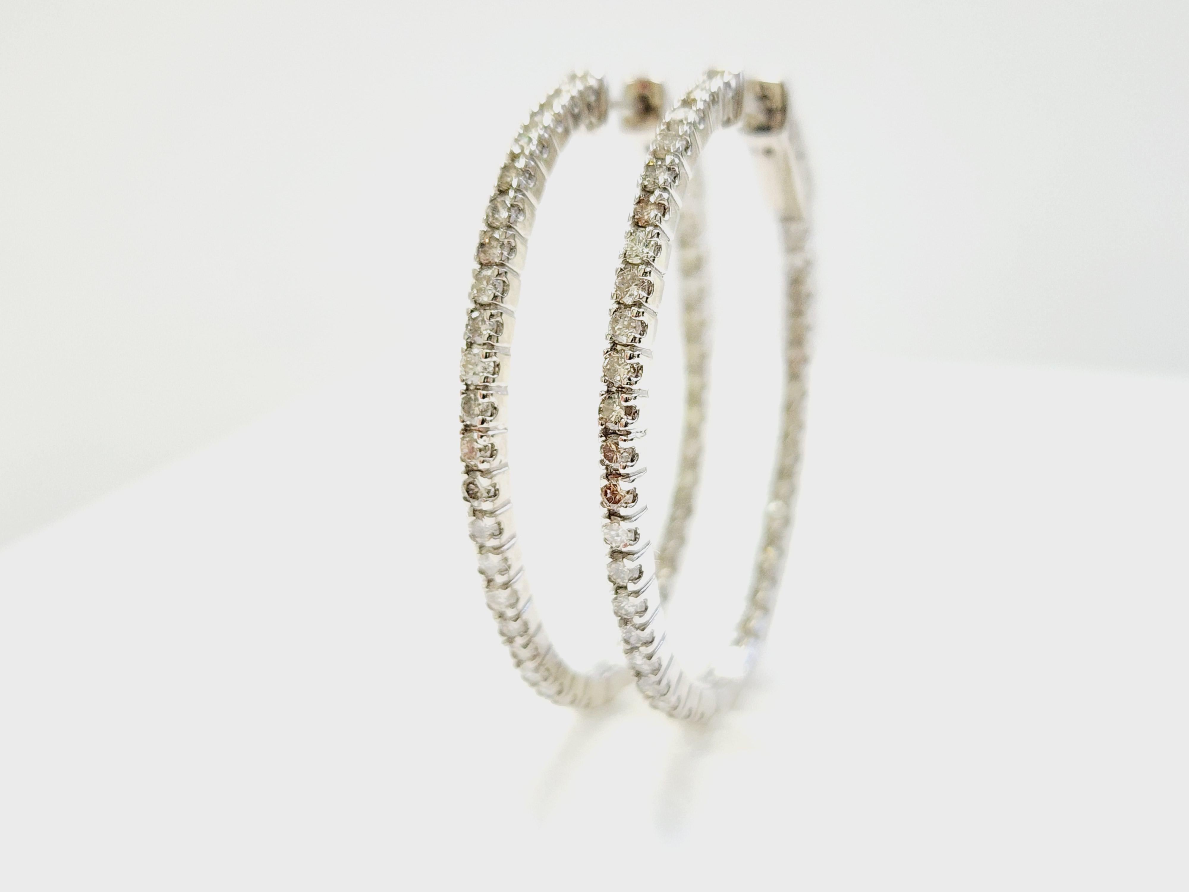 Preciosos pendientes de aro ovalados de oro blanco de 14k con diamantes naturales - 72 piedras, 1,25 pulgadas

Mejora tu colección de joyas con estos exquisitos pendientes de aro ovalados de diamante natural al revés. Elaborados en oro blanco de 14