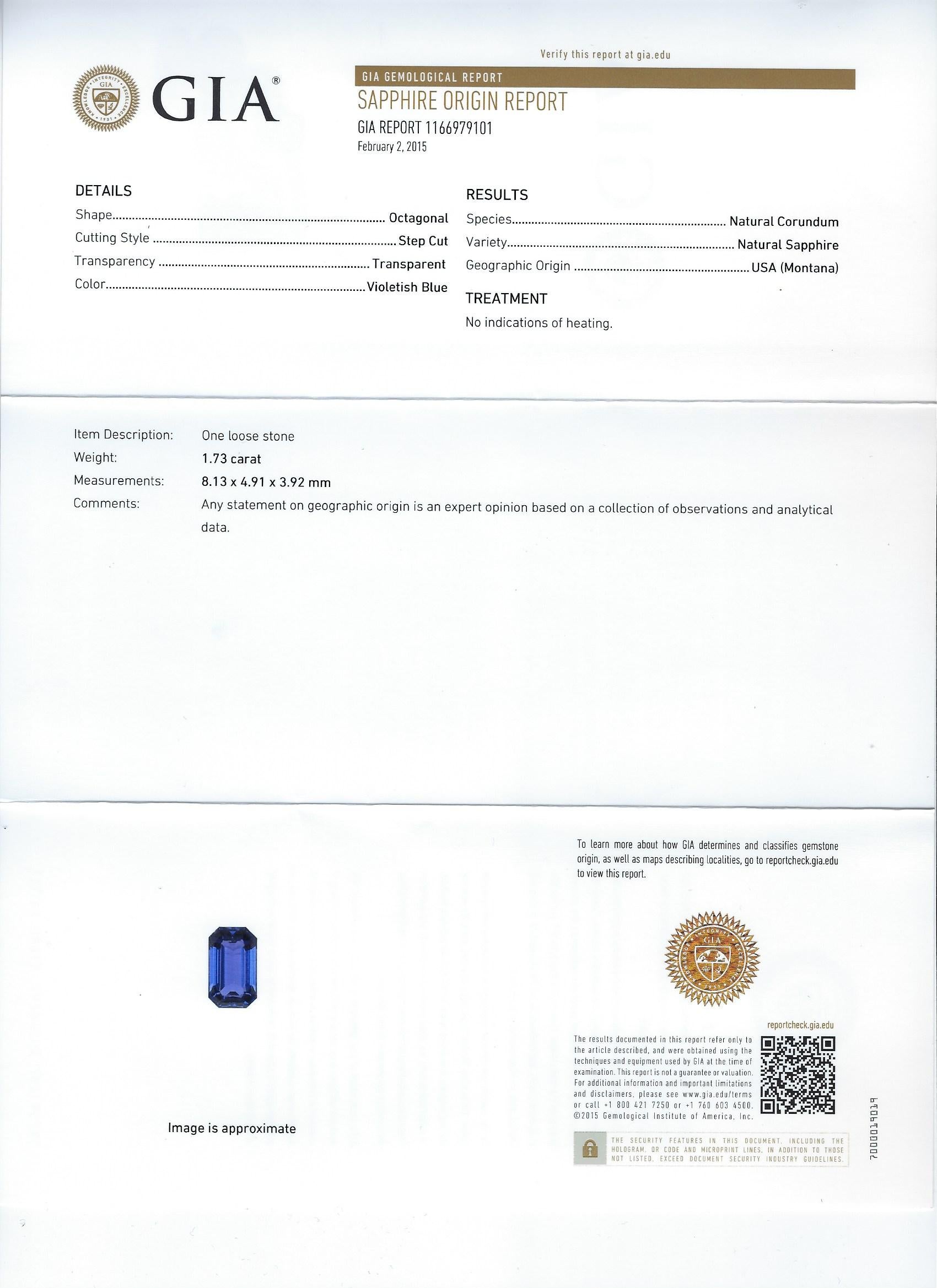 Cette bague de fiançailles en saphir et baguette présente un saphir central émeraude de 1,73 carat, certifié par le GIA, d'un bleu riche [avec des nuances de violet], fixé dans une monture à 4 griffes - naturellement extrait de la terre sans aucune