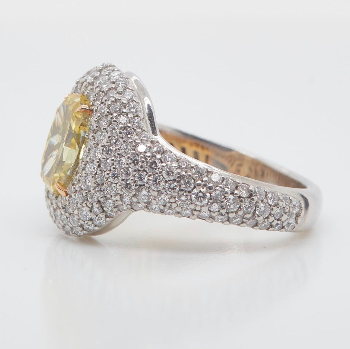 Contemporaneo Anello con diamante ovale giallo fantasia da 1,73 carati, purezza VS2 in oro 18 carati, certificato GIA in vendita