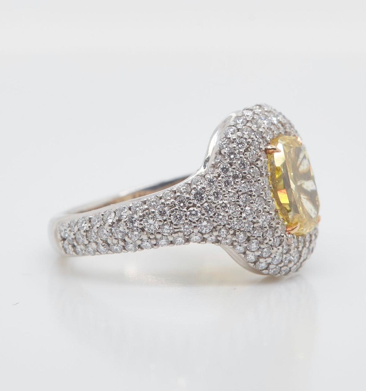 Taglio ovale Anello con diamante ovale giallo fantasia da 1,73 carati, purezza VS2 in oro 18 carati, certificato GIA in vendita