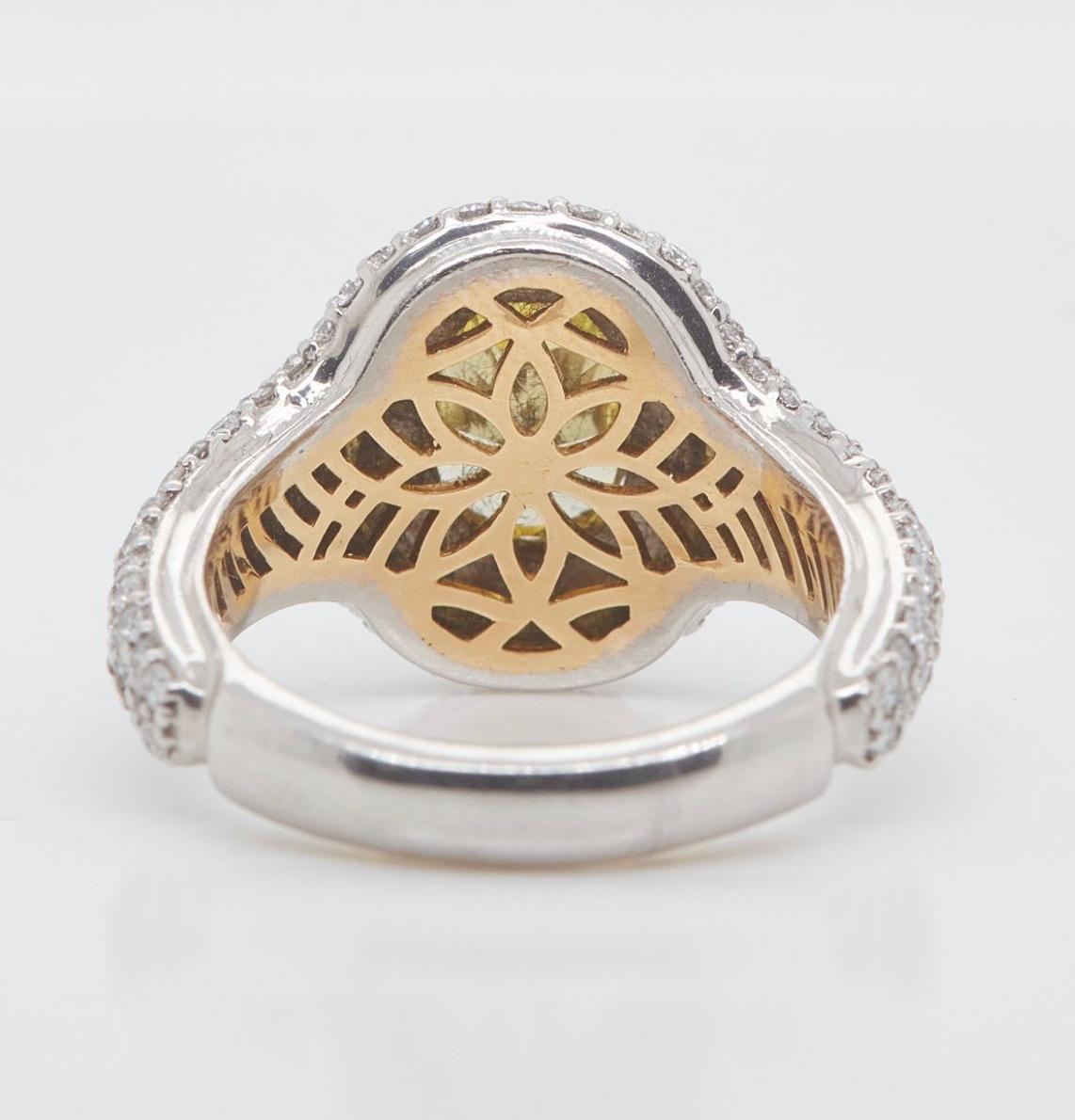 Anello con diamante ovale giallo fantasia da 1,73 carati, purezza VS2 in oro 18 carati, certificato GIA In condizioni Nuovo in vendita a New York, NY