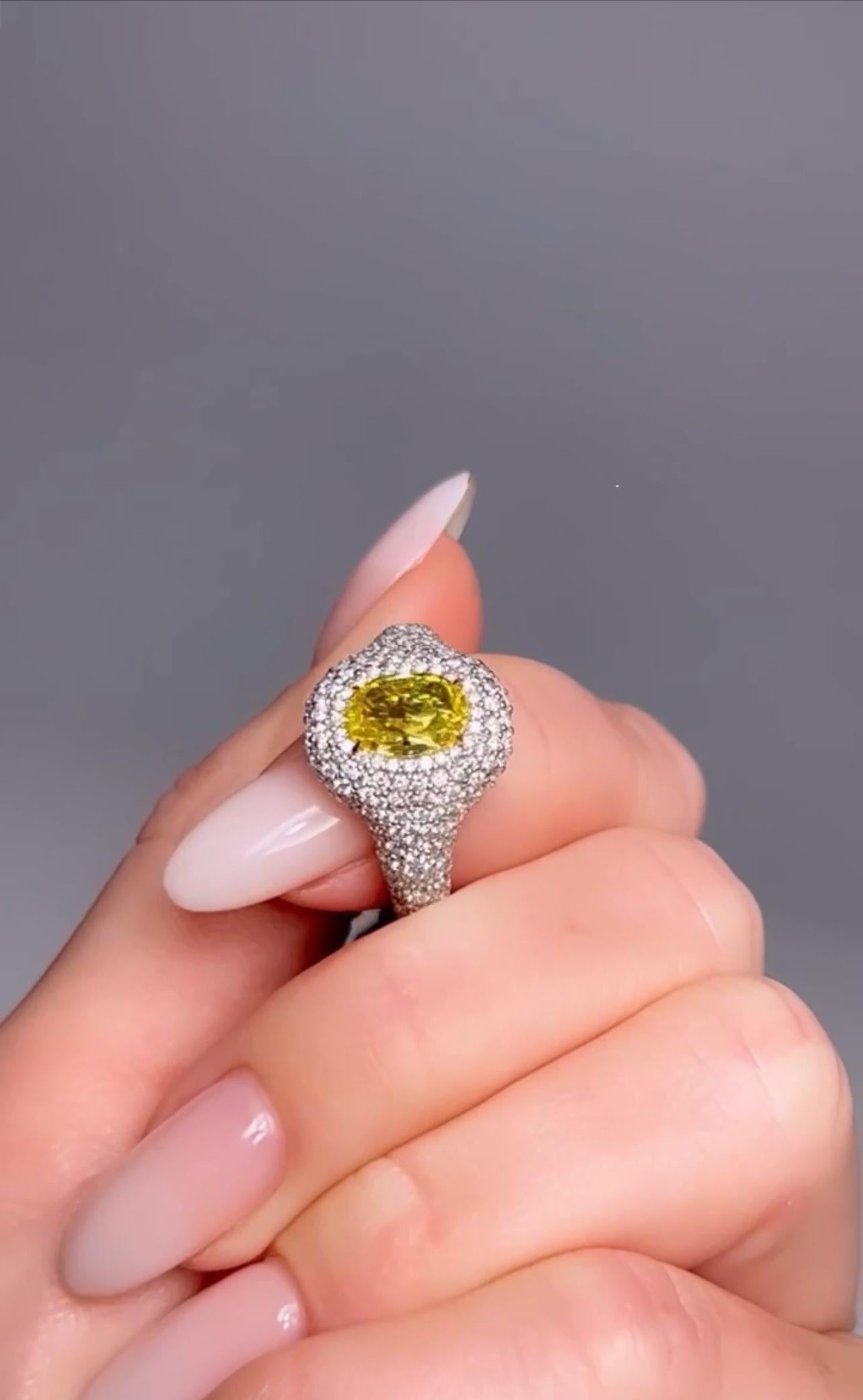 Anello con diamante ovale giallo fantasia da 1,73 carati, purezza VS2 in oro 18 carati, certificato GIA in vendita 1
